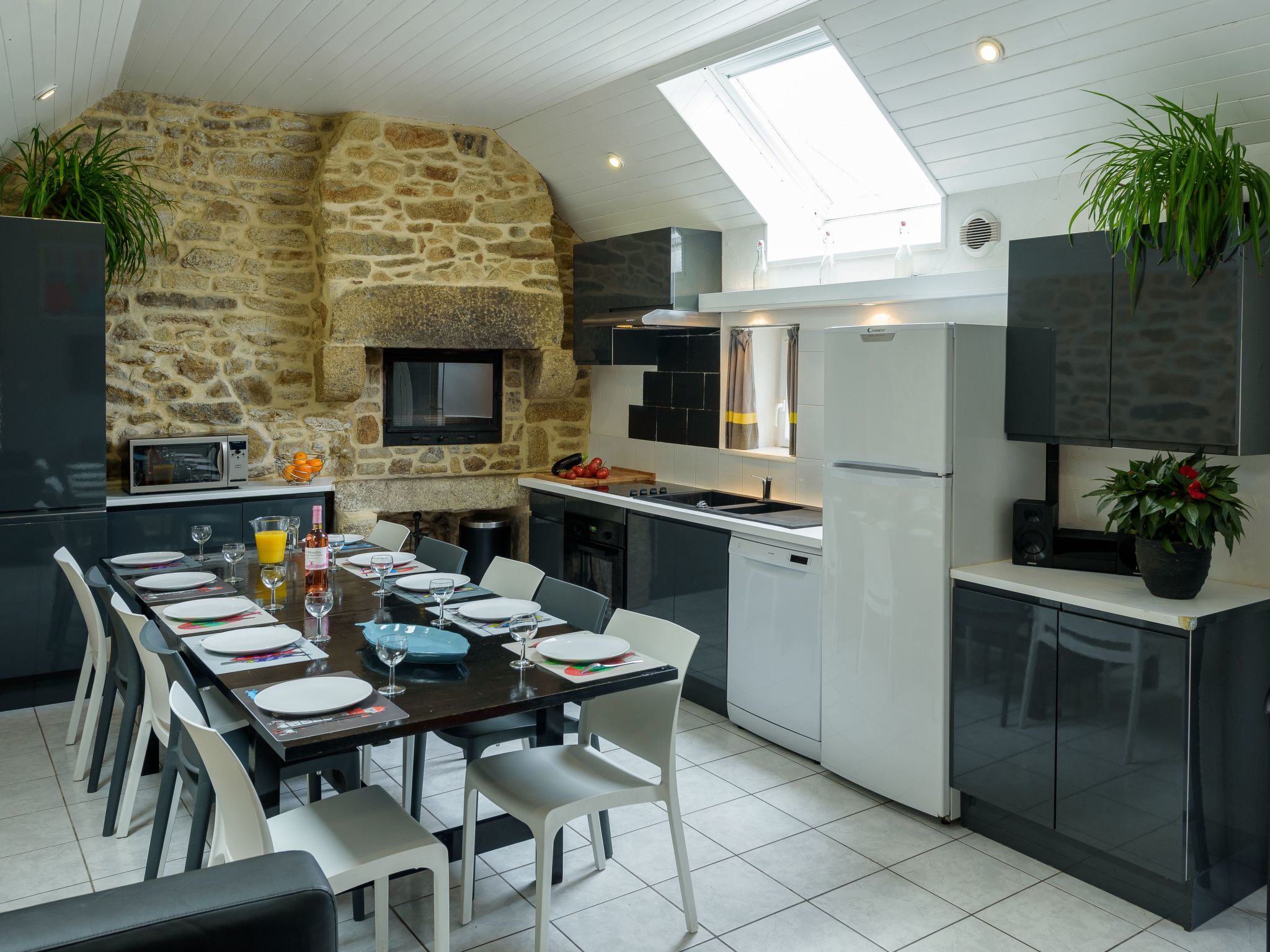 Großes Haus mit überdachtem und beheiztem Swimmingpool-Binnen