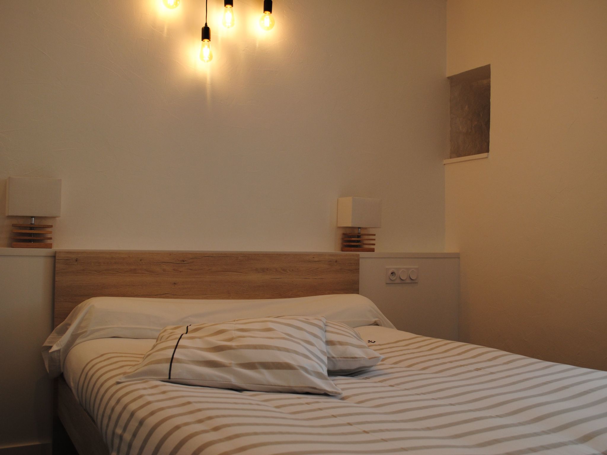 Großes Haus mit überdachtem und beheiztem Swimmingpool-Binnen