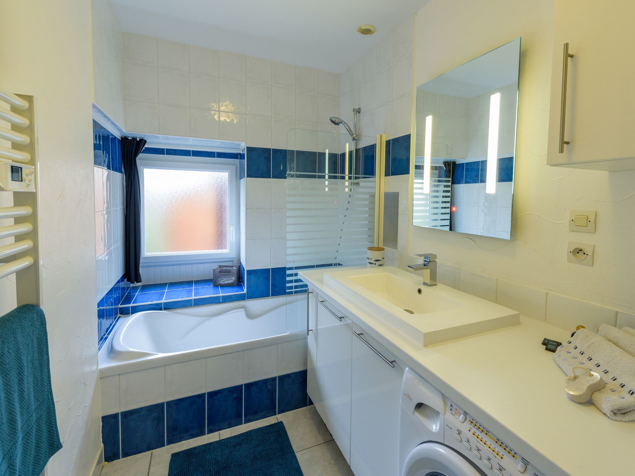 Großes Haus mit überdachtem und beheiztem Swimmingpool-Binnen