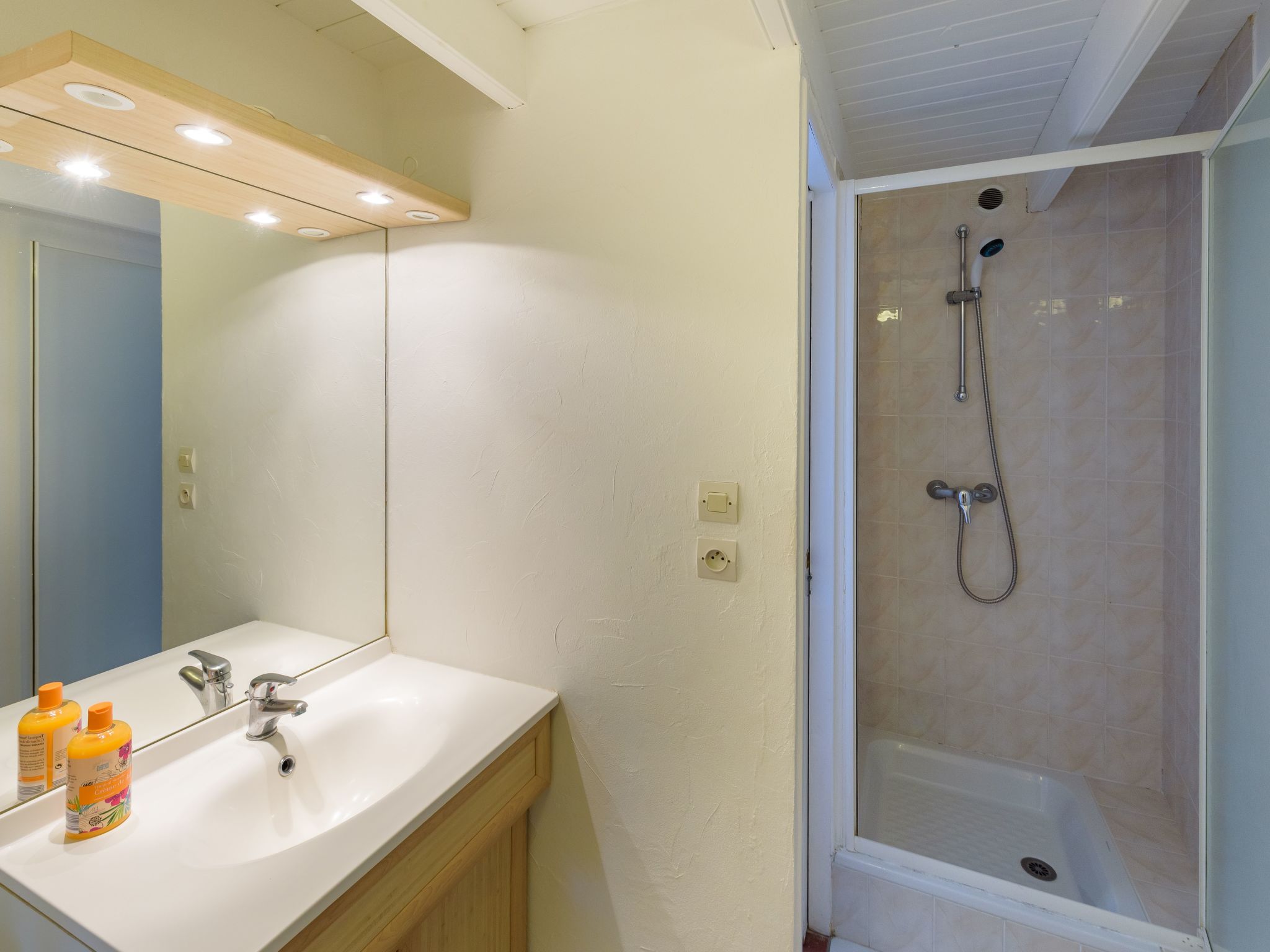 Großes Haus mit überdachtem und beheiztem Swimmingpool-Binnen