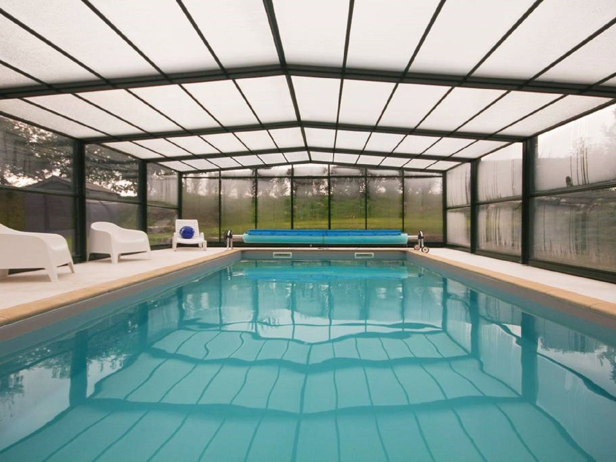 Großes Haus mit überdachtem und beheiztem Swimmingpool-Binnen