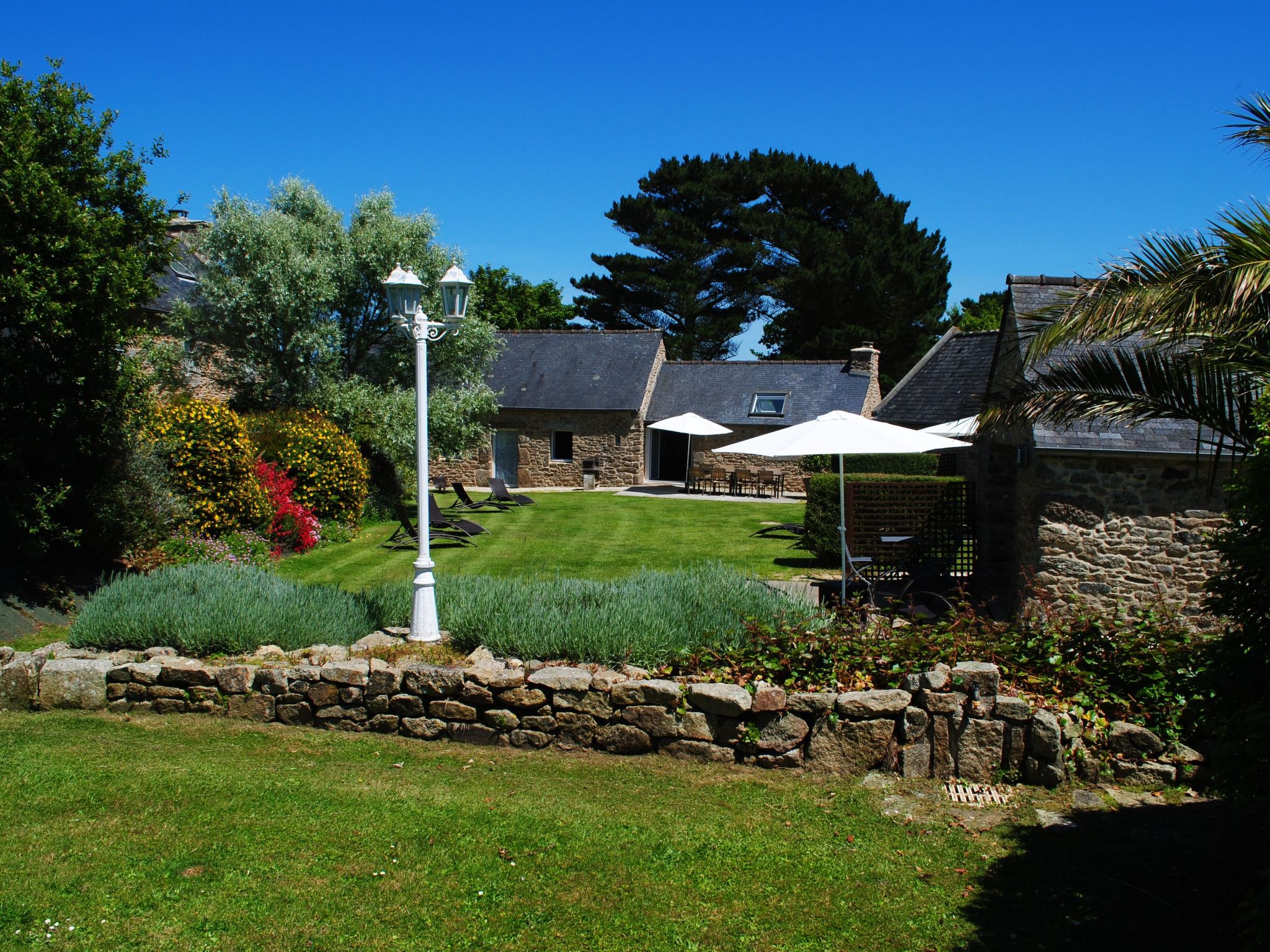 Großes Haus mit überdachtem und beheiztem Swimmingpool-Binnen