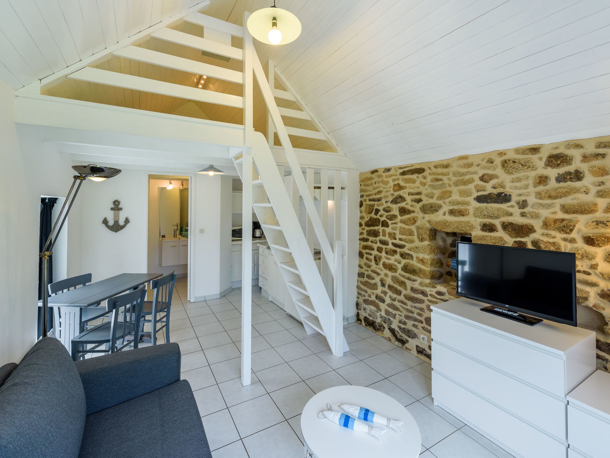 Großes Haus mit überdachtem und beheiztem Swimmingpool-Binnen