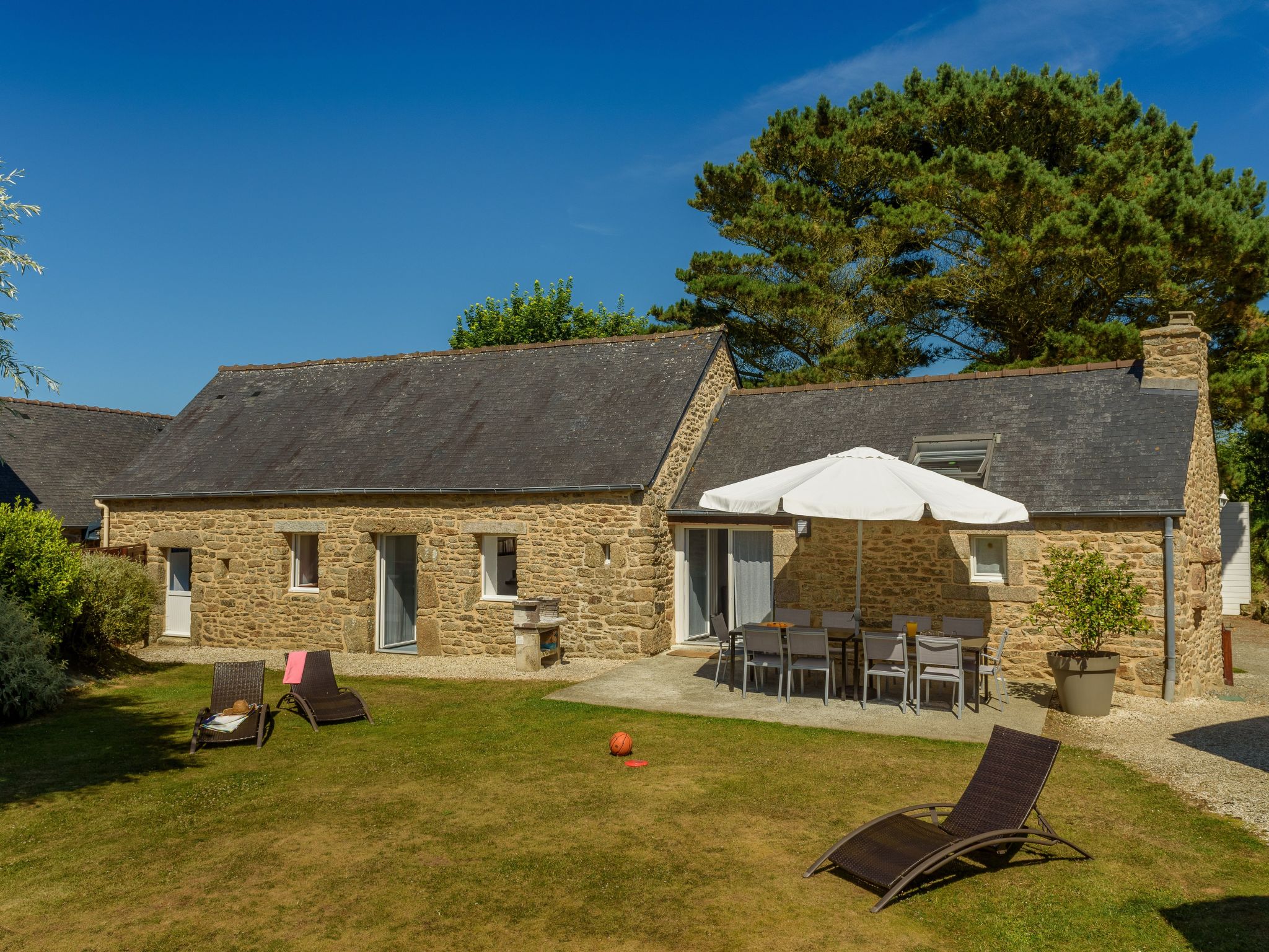 Großes Haus mit überdachtem und beheiztem Swimmingpool-Binnen