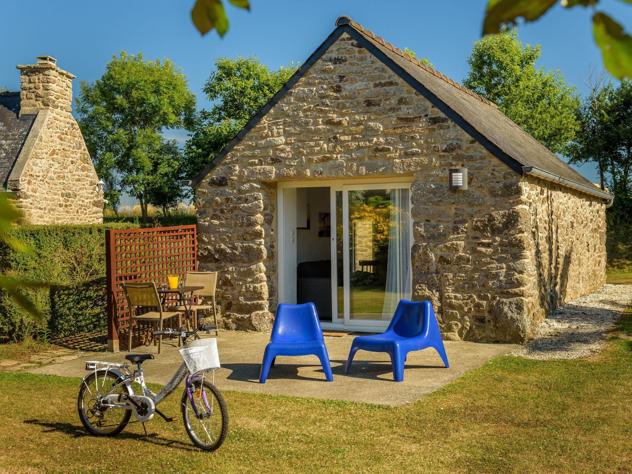 Großes Haus mit überdachtem und beheiztem Swimmingpool-Binnen