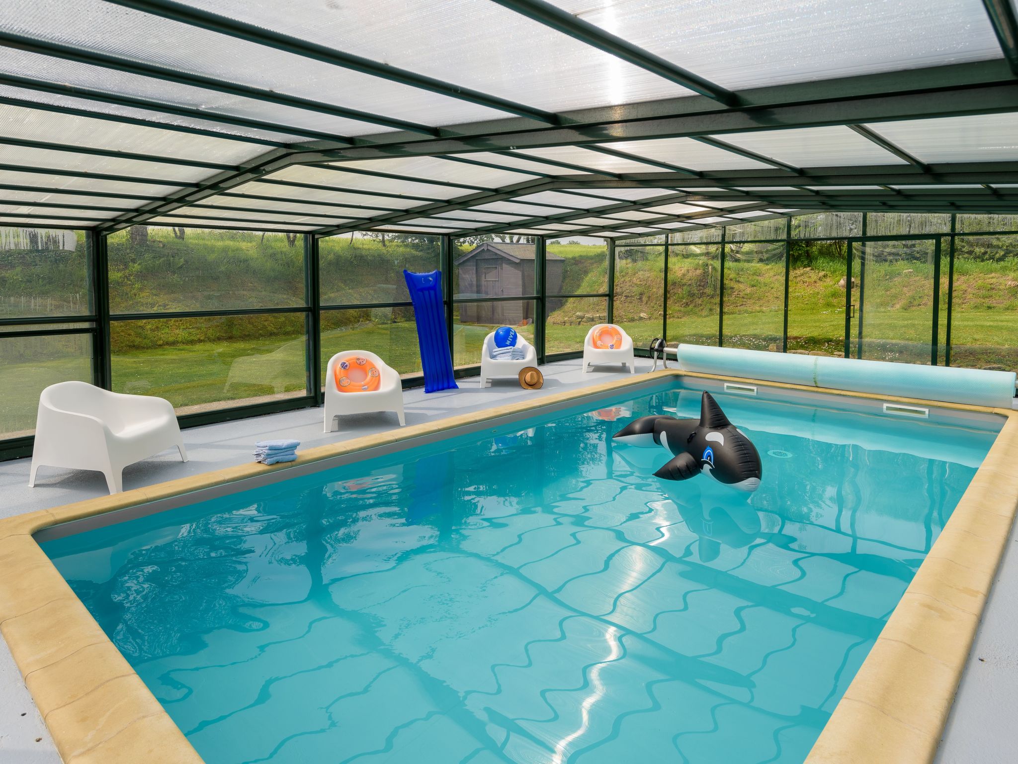 Großes Haus mit überdachtem und beheiztem Swimmingpool-Binnen