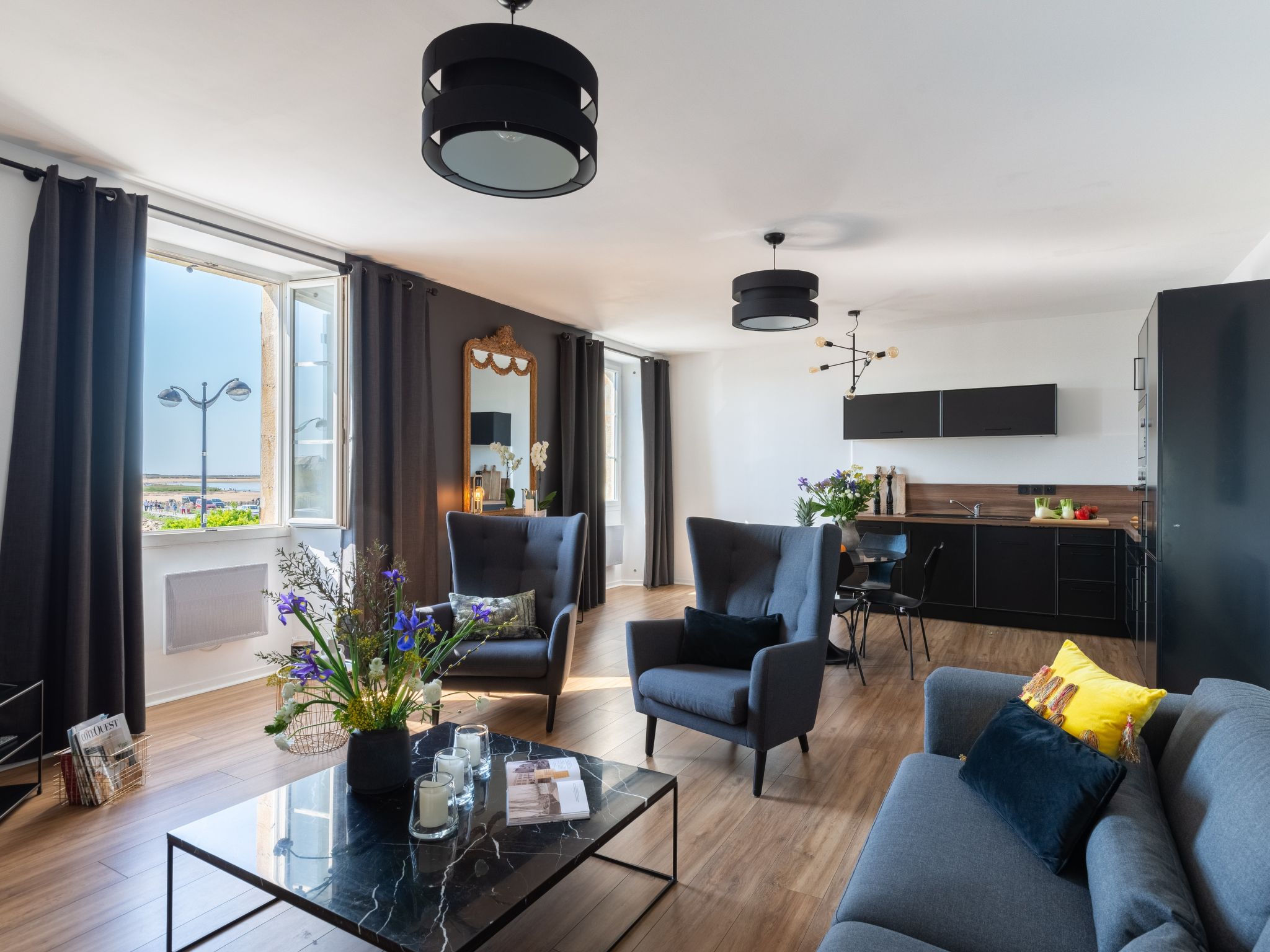"Raffinement, confort et vue Mer", appartement 3-kamers 80 m2 op 2 verdiepingen op de 1e verdieping. Het objekt is geschikt voor 5 volwassenen. Comfortabel ingericht: woon-/eetkamer met eettafel, Sat-..