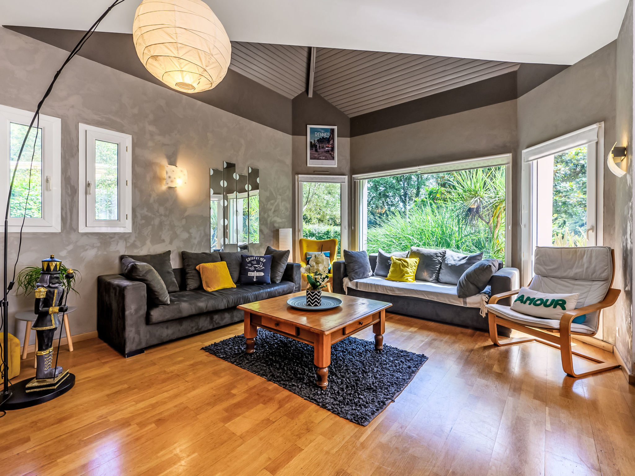 "Maison de Locmaria", huis 4-kamers 110 m2. Comfortabel ingericht: woon-/eetkamer met TV (Flatscreen TV). Uitgang naar het terras. 1 kamer met 1 2-pers bed (1 x 140 cm, lengte 190 cm), douche en TV (F..