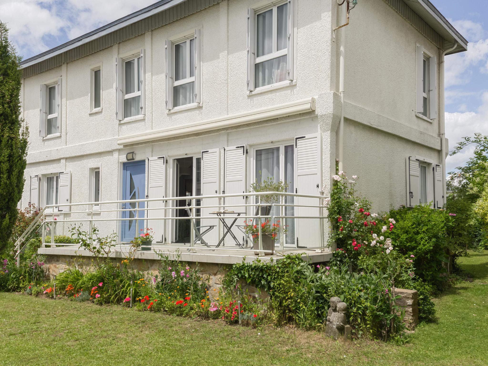 Huis 6-kamers 120 m2 op 2 verdiepingen, op verhoogde begane grond. Ruim, mooi ingericht: woon-/eetkamer met TV (Flatscreen TV). Uitgang naar de tuin, naar het terras. Kleine salon met TV en DVD. Keuke..