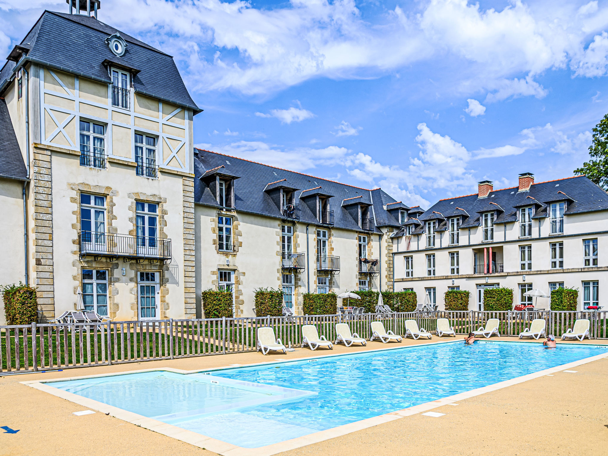 Le Château de Kergonano-Buiten