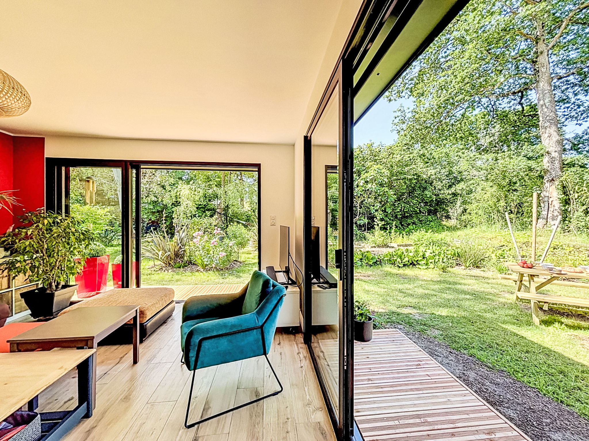 "Maison de Kermamas", huis in een rij 4-kamers 96 m2 op 2 verdiepingen. Comfortabel ingericht: woon-/eetkamer met TV. Uitgang naar de tuin. 1 kamer met 1 2-pers bed (1 x 160 cm, lengte 190 cm), aparte..