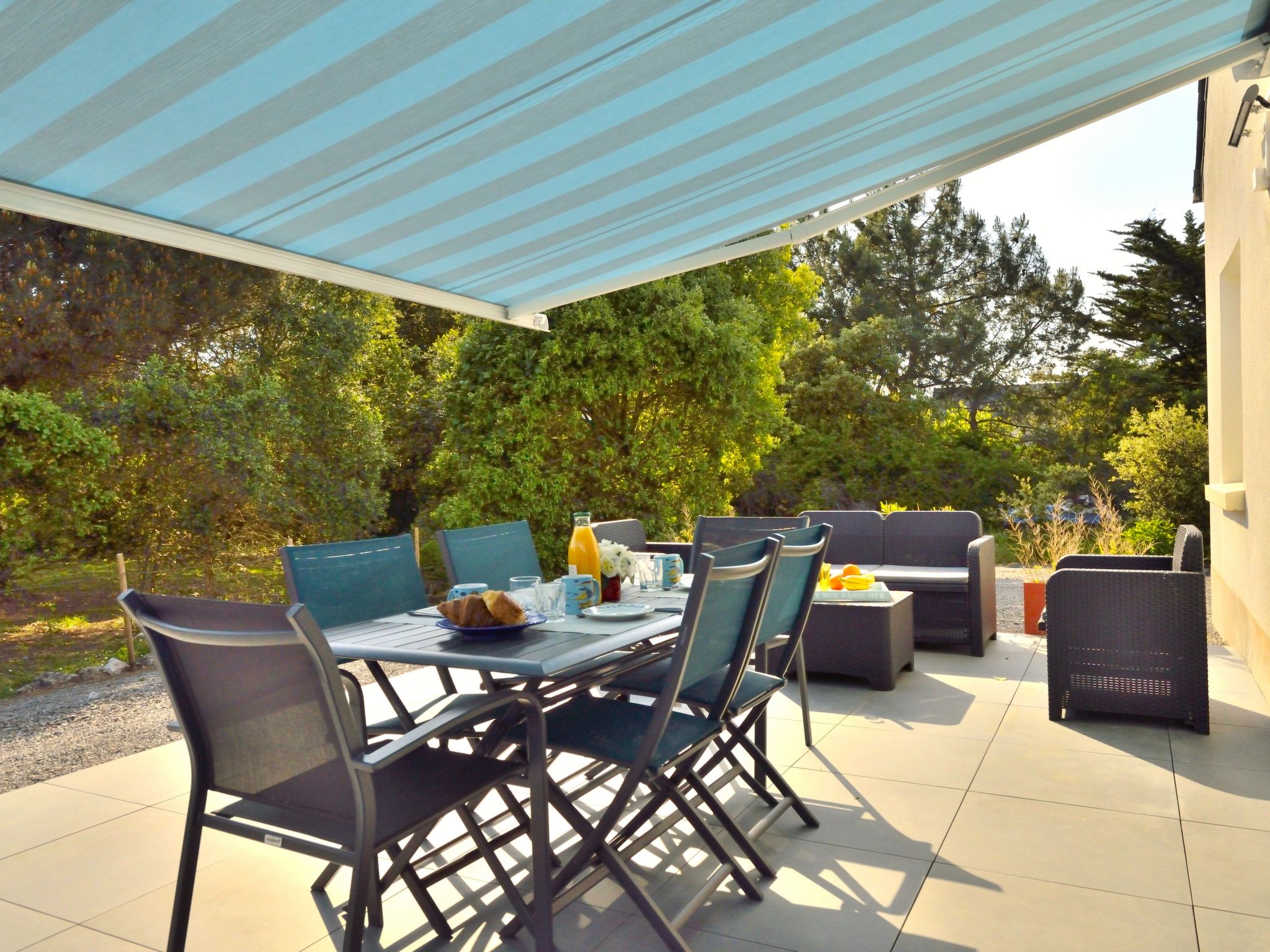 "Melflo", huis 4-kamers 90 m2 op 2 verdiepingen. Gezellig ingericht: woonkamer met TV. Uitgang naar het terras. 1 kamer met 1 2-pers bed (140 cm, lengte 190 cm). Open keuken (1 kookplaat, oven, afwasm..