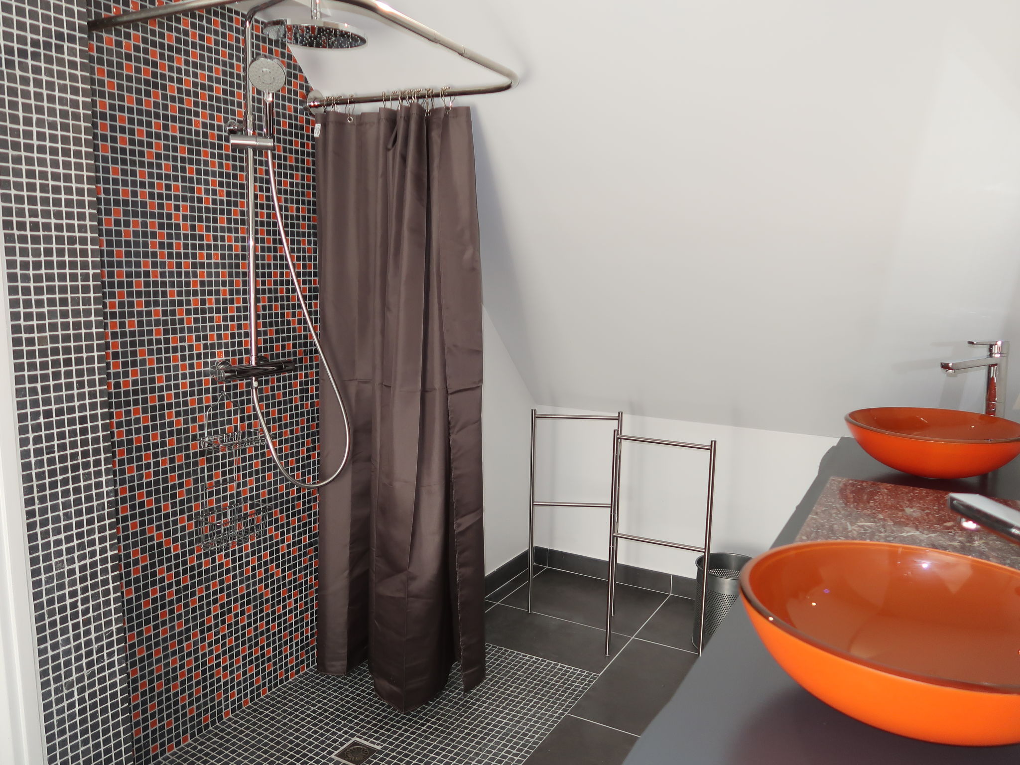 Maison Valhalla, chez Emile – Salle de bains, photo 13 sur 27