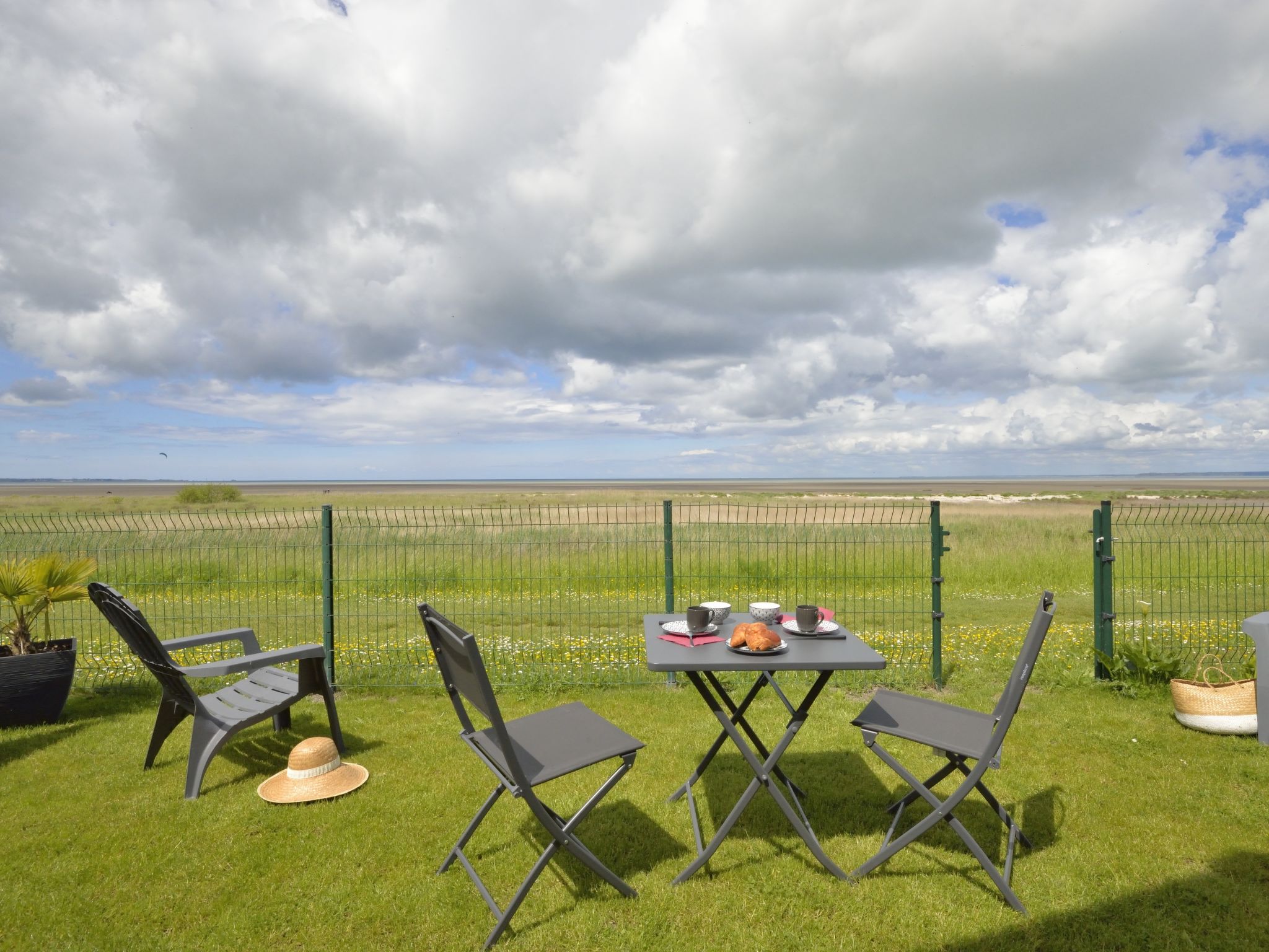 "Les yeux dans la baie", huis in een rij 2-kamers 45 m2. Comfortabel en mooi ingericht: woon-/eetkamer met 1 divanbed (120 cm, lengte 190 cm), eettafel en TV (Flatscreen TV). 1 kamer met 1 2-pers bed ..