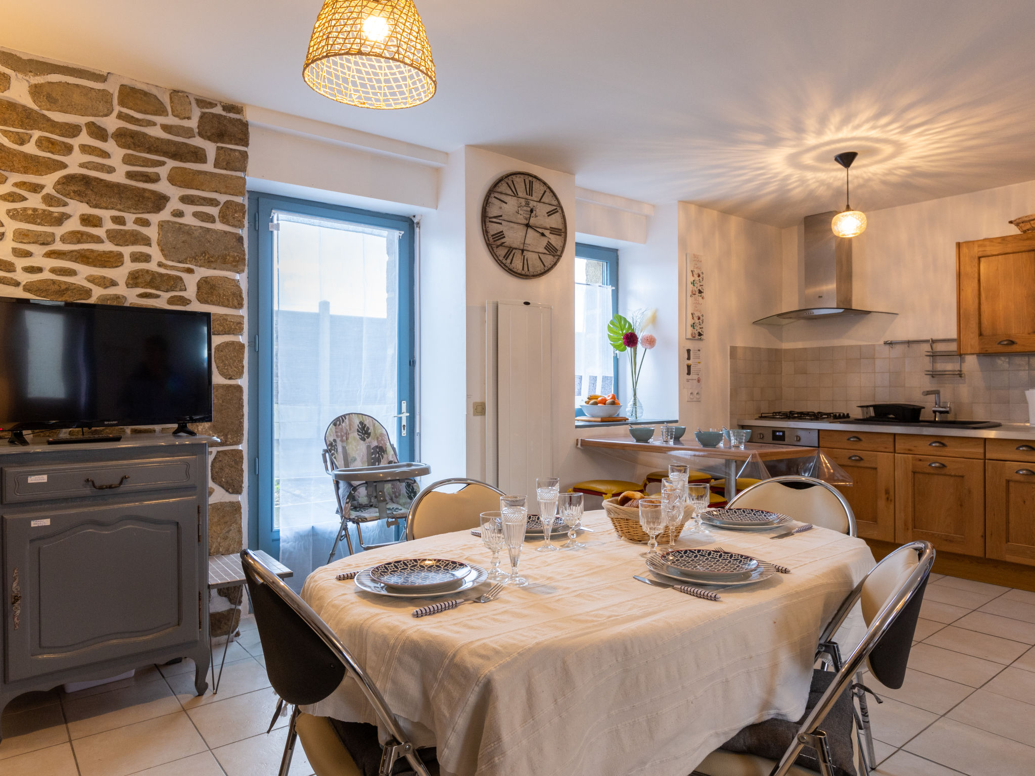 "Le champin", huis in een rij 3-kamers 70 m2 op 2 verdiepingen. Doelmatig en mooi ingericht: groot woon-/eetkamer met open haard (alleen decoratie), eettafel en TV (Flatscreen TV). Uitgang naar het te..
