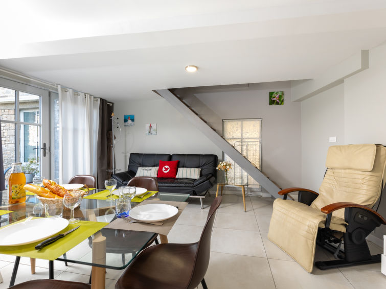 "L'atelier", appartement 3-kamers 68 m2 op 2 verdiepingen. Comfortabel en smaakvol ingericht: groot woon-/eetkamer met 1 divanbed (120 cm, lengte 190 cm), TV (Flatscreen TV). Uitgang naar het terras. ..