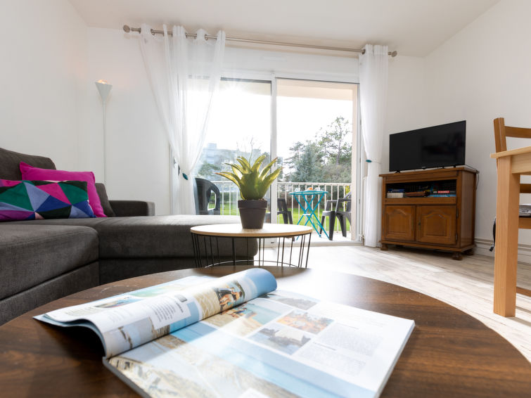 "Le chant des mouettes", appartement 2-kamers 68 m2 op de 2e verdieping. Ruim en licht: woon-/eetkamer met 1 2-pers divanbed (1 x 140 cm, lengte 190 cm), TV (Flatscreen TV). Uitgang naar het balkon. 1..