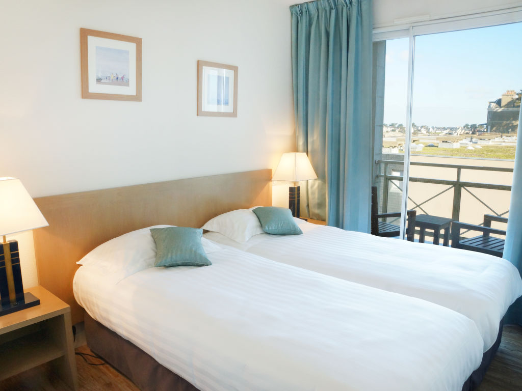 Reine Marine-T2 Balcon Lat. Mer — Bedroom