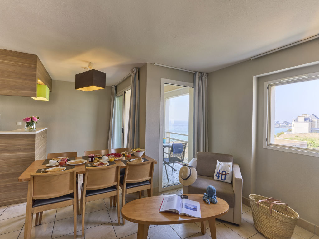 Reine Marine-T2 Balcon Lat. Mer — Kitchen / Dining Room