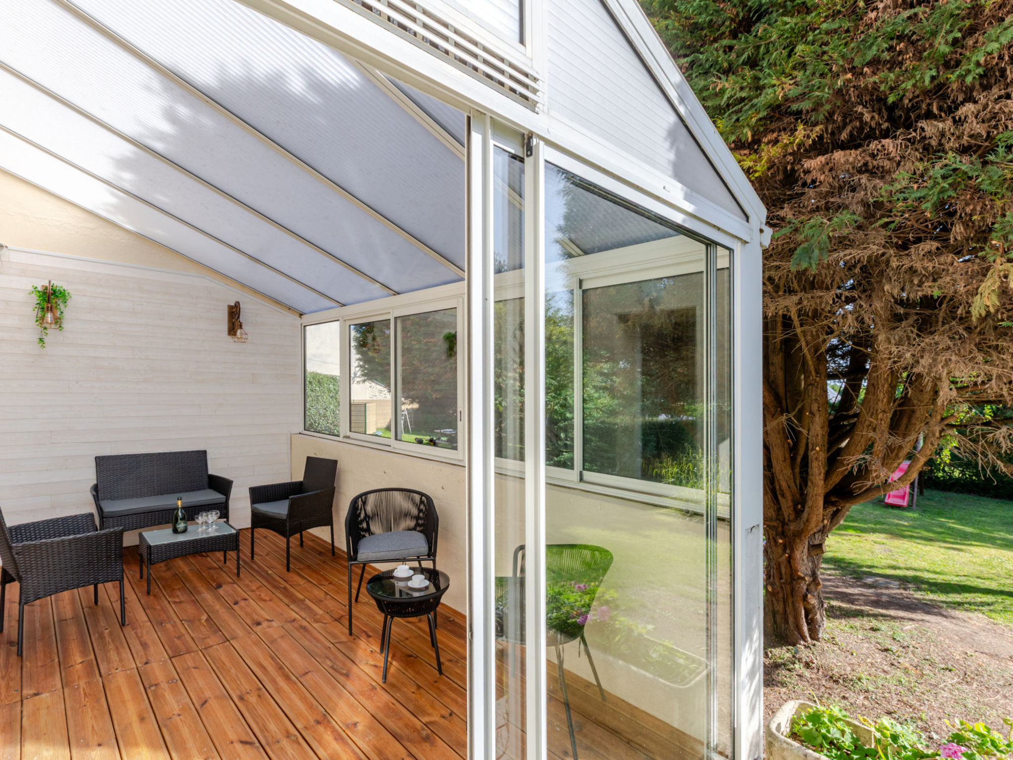 "Ouessant", appartement 3-kamers 57 m2, op de begane grond. Gedeeltelijk gerenoveerd in 2026, eenvoudig ingericht: woon-/eetkamer met 1 2-pers divanbed (1 x 140 cm, lengte 190 cm), TV (Flatscreen TV)...