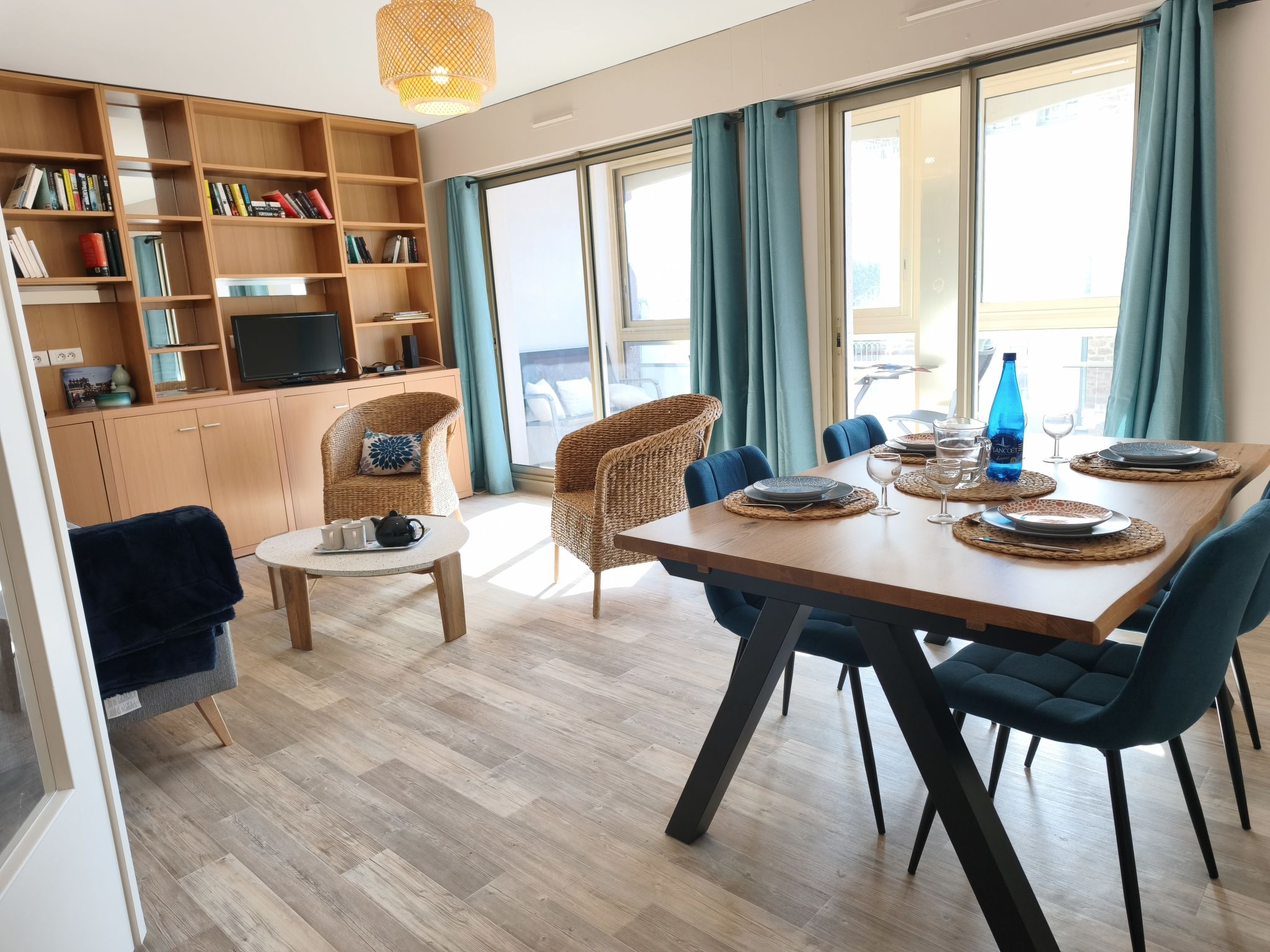 "Le Victor Hugo", appartement 4-kamers 71 m2 op de 1e verdieping, op het zuiden gelegen. Volledig gerenoveerd in 2026, modern en smaakvol ingericht: woon-/eetkamer met TV (Flatscreen TV). Uitgang naar..