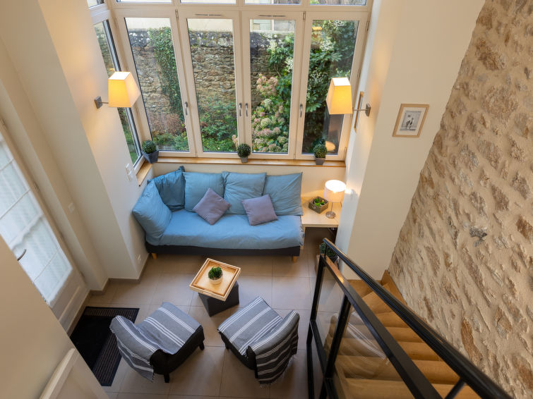 Appartement 3-kamers 40 m2 op 3 verdiepingen, op de begane grond. Comfortabel en mooi ingericht: woon-/eetkamer. Kookhoek (afwasmachine, 2 keramische glas kookplaten, broodrooster, waterkoker, elektri..