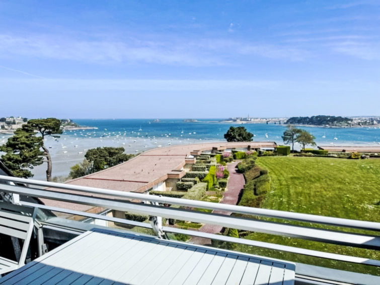 Zeezicht en luxe: ruim appartement in Dinard aan zee in Dinard