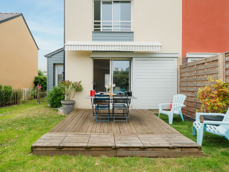 "La Foujita", huis in een rij 3-kamers 55 m2, op het zuidwesten gelegen. Gerenoveerd in 2020: woon-/eetkamer met TV (Flatscreen TV). Open keuken (oven, afwasmachine, 3 inductiekookplaten, broodrooster..