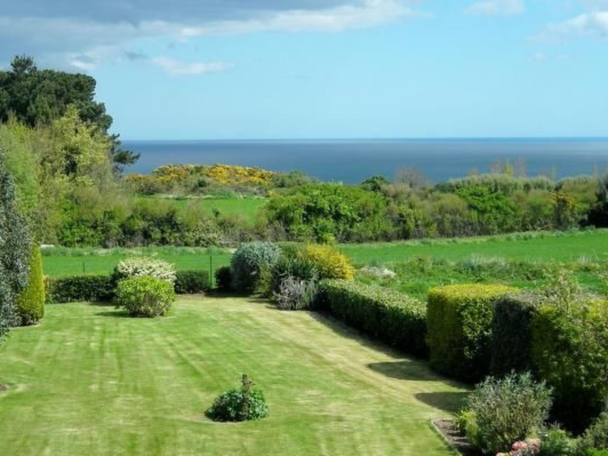 Komforthaus mit Traumgarten und Meerblick-Binnen