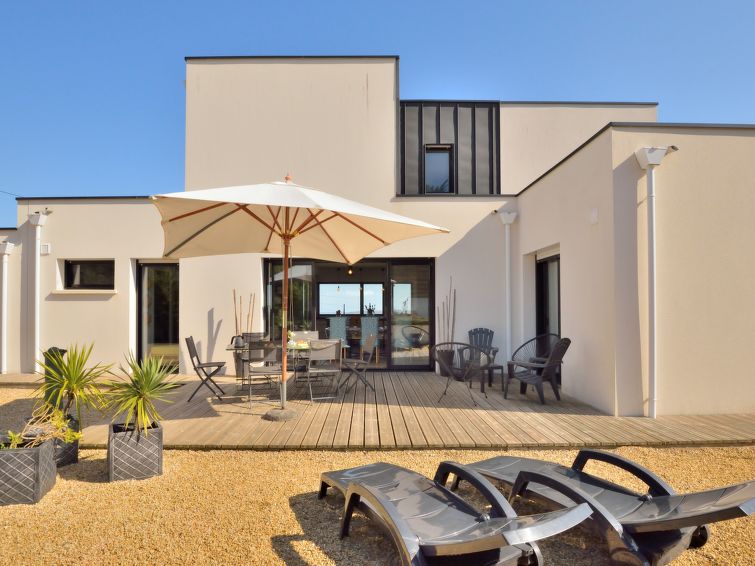 Search and Stay destination Langueux, Bretagne - France from AU$ 215. De La Baie (LUX100)