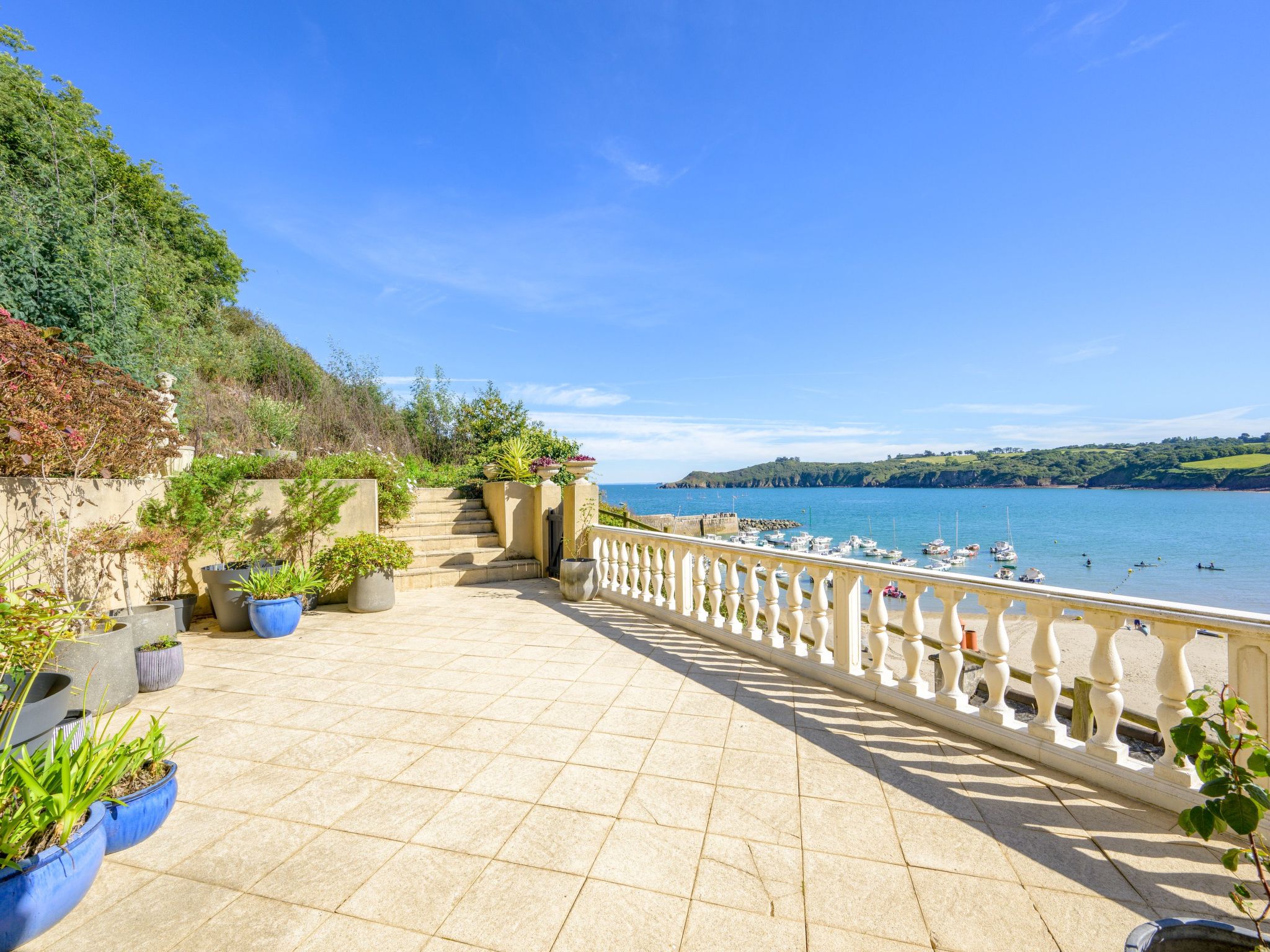 Villa "Ker House" mit Blick auf das Wasser-Buiten