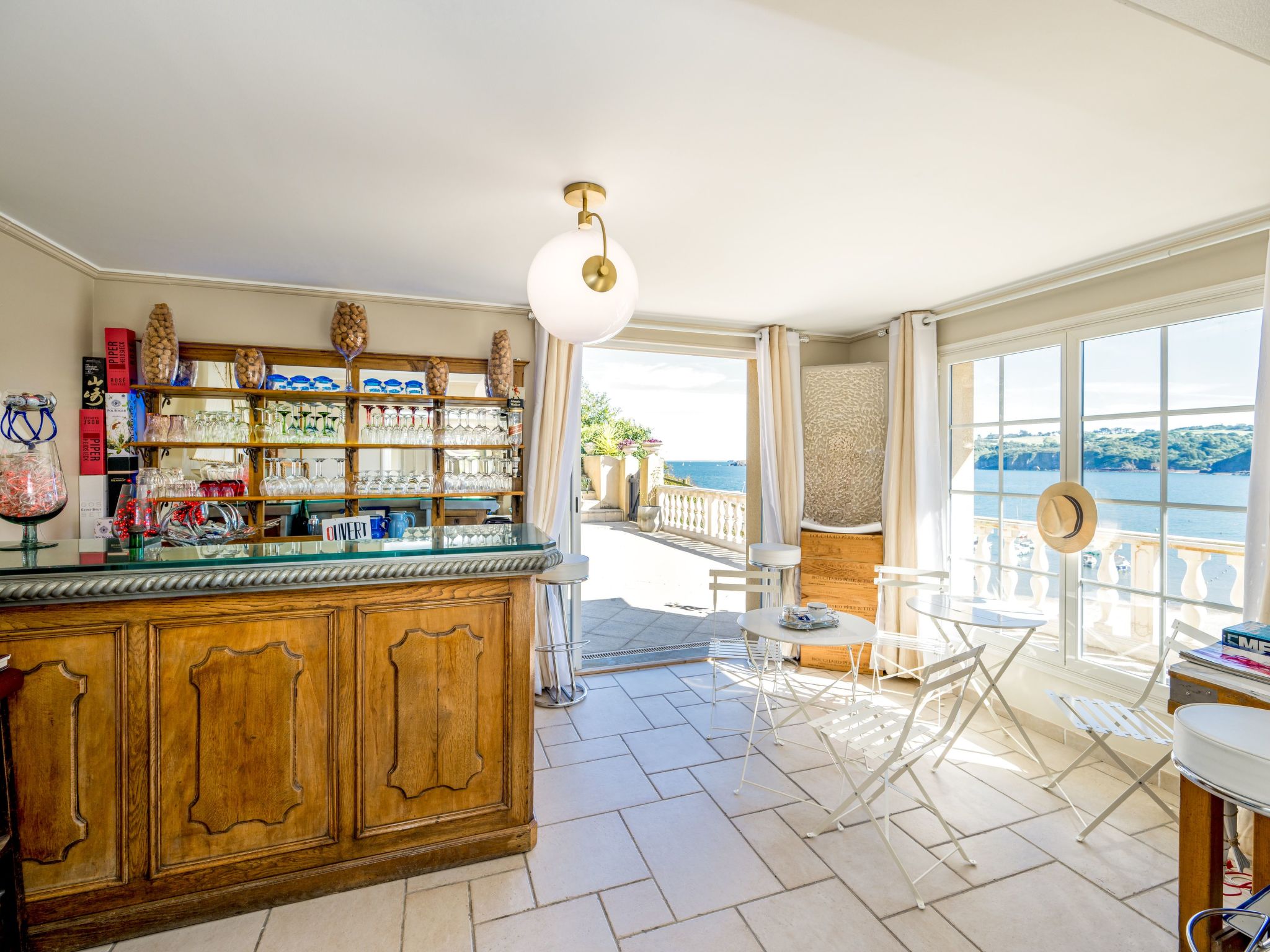Villa "Ker House" mit Blick auf das Wasser-Binnen