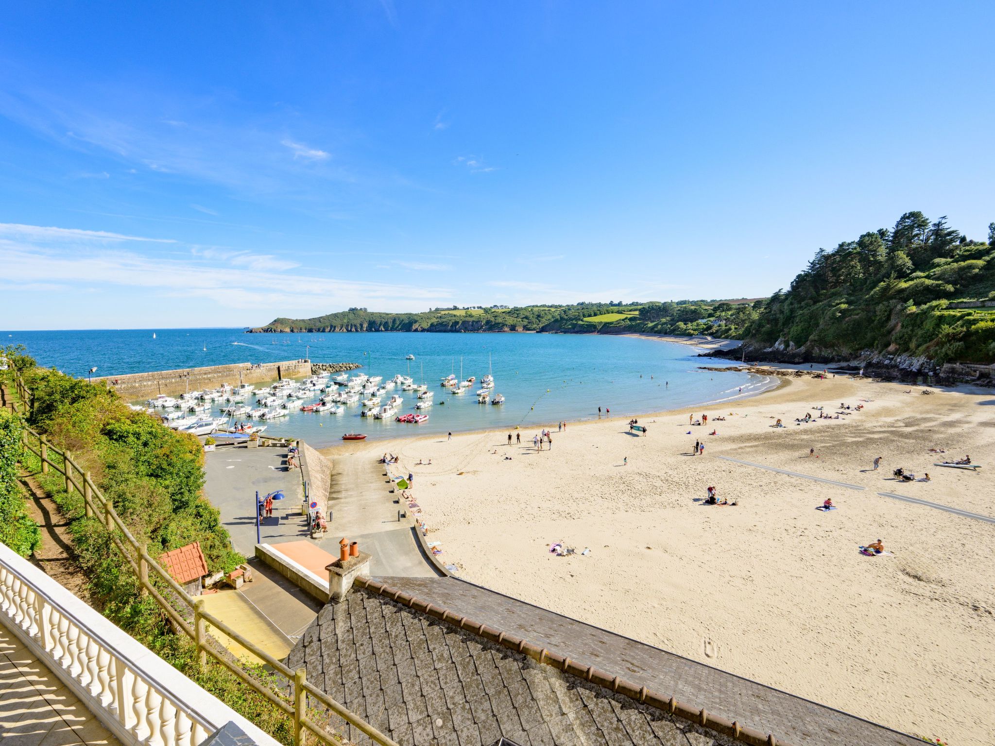 Villa "Ker House" mit Blick auf das Wasser-Buiten