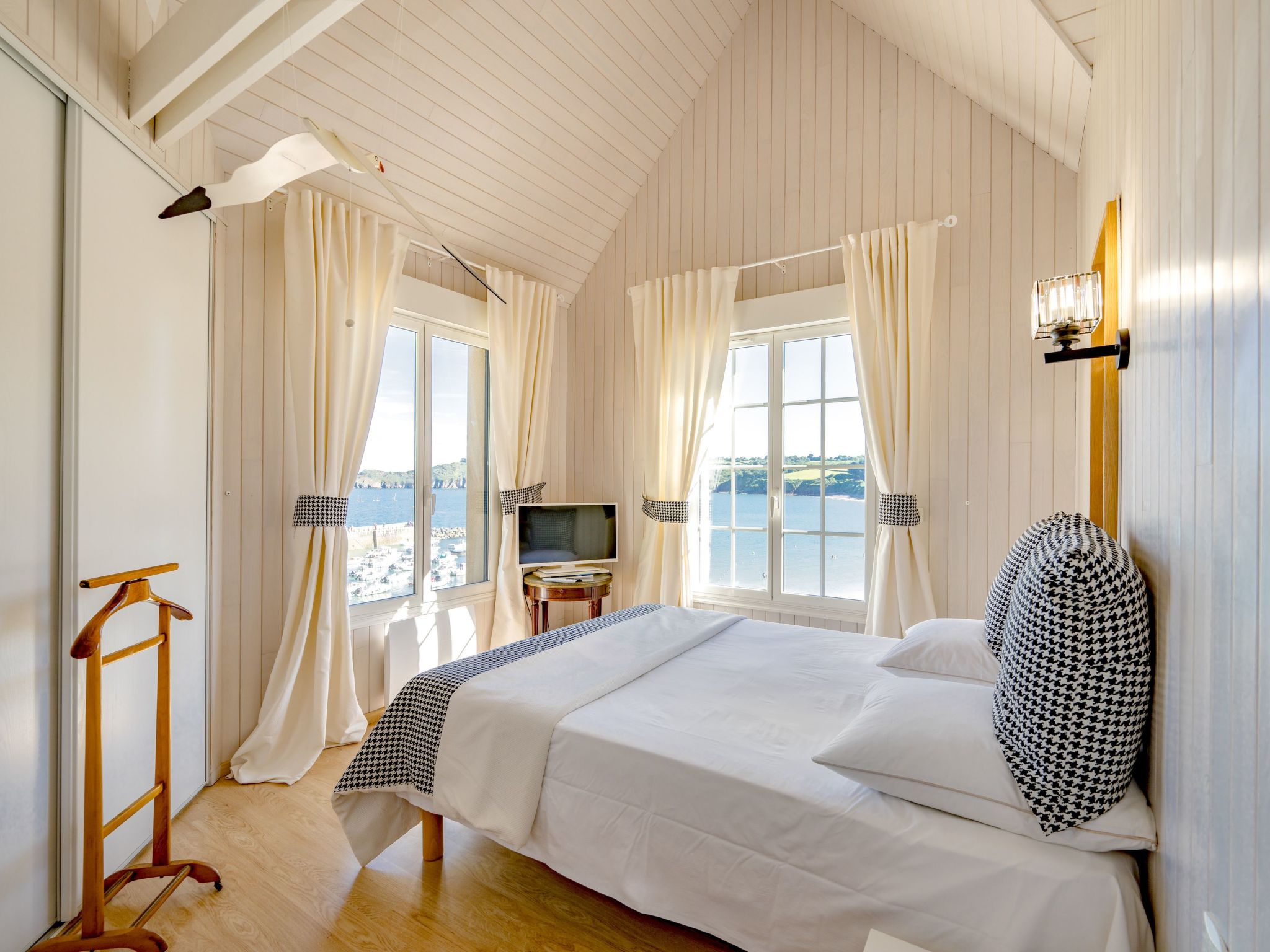 Villa "Ker House" mit Blick auf das Wasser-Binnen