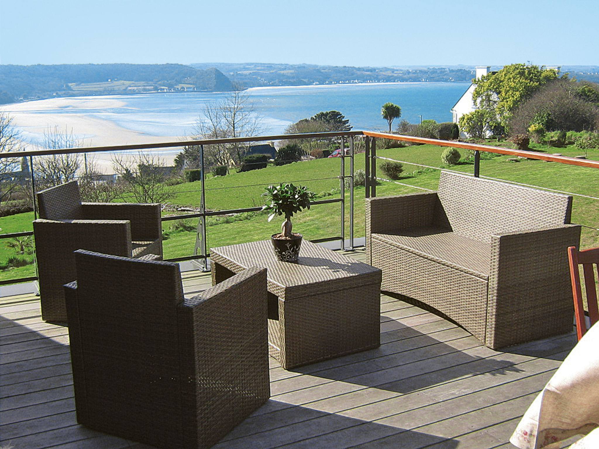 "Belle vue sur mer", appartement 3-kamers 65 m2 op de 1e verdieping. Comfortabel en mooi ingericht: woon-/eetkamer met eettafel, Sat-TV, internationale TV-zenders en radio. 1 kamer met 1 2-pers bed (1..
