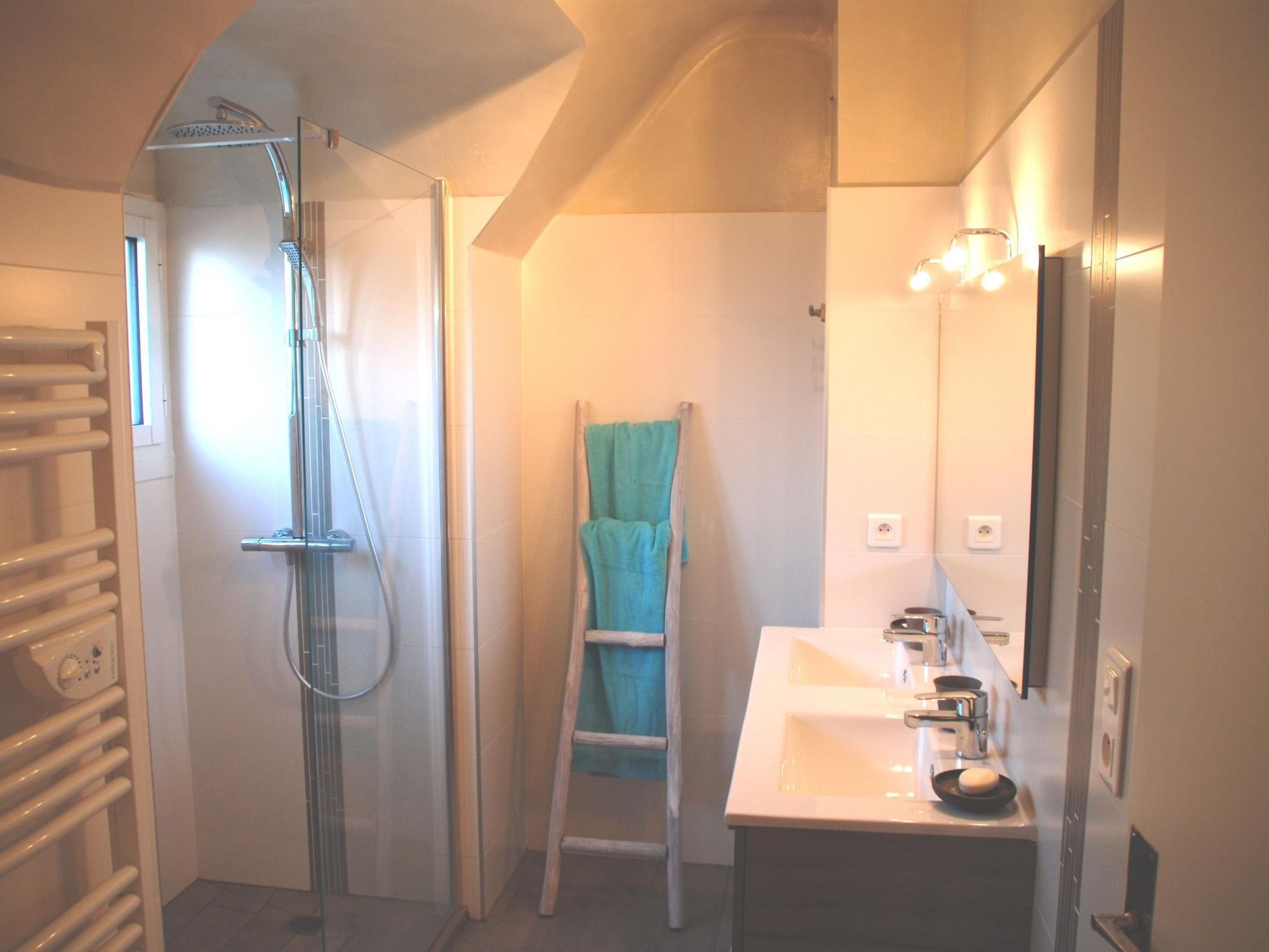 Villa mit großem Grundstück direkt am Mer-Inside