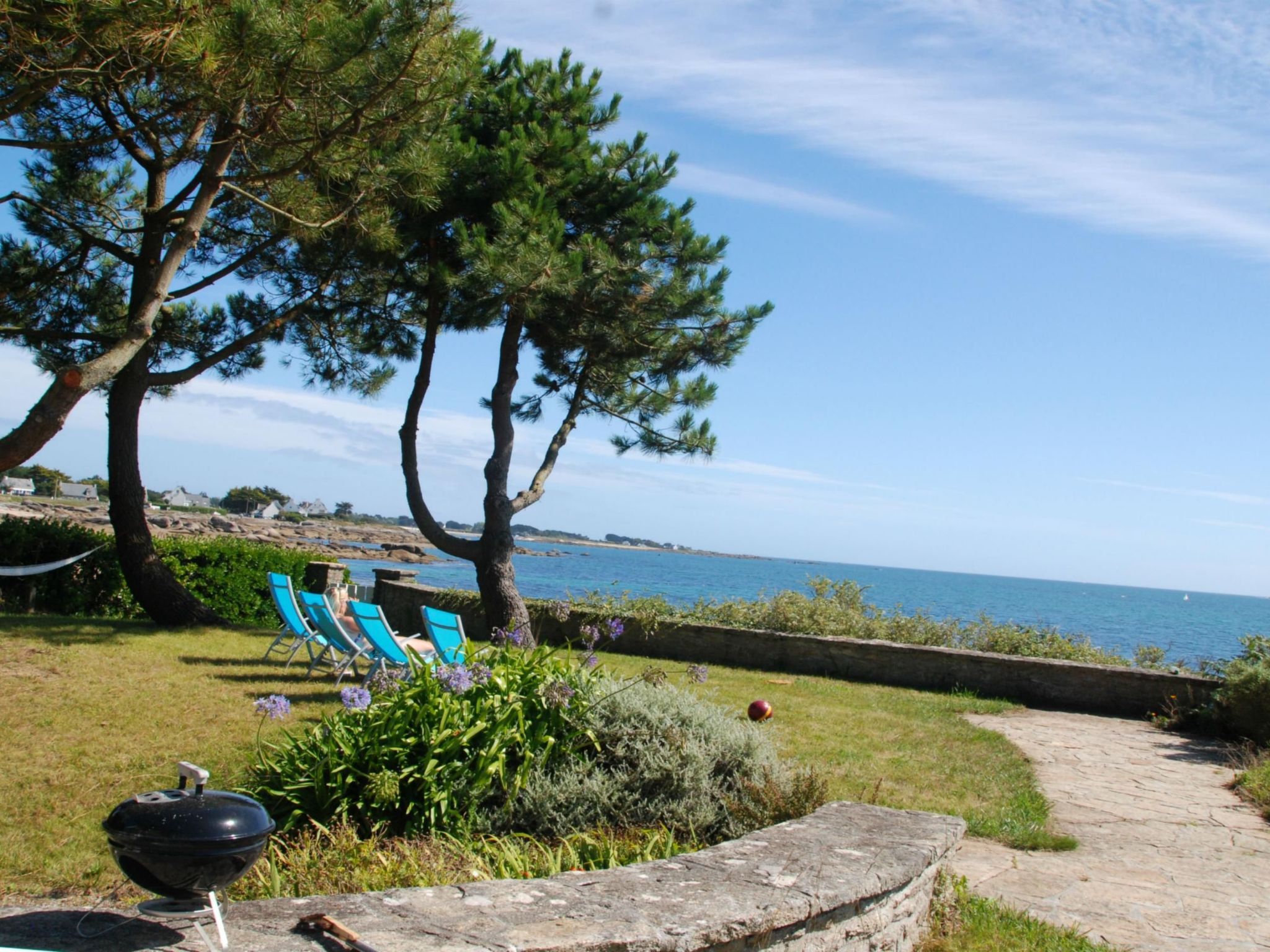 Villa mit großem Grundstück direkt am Mer-Inside