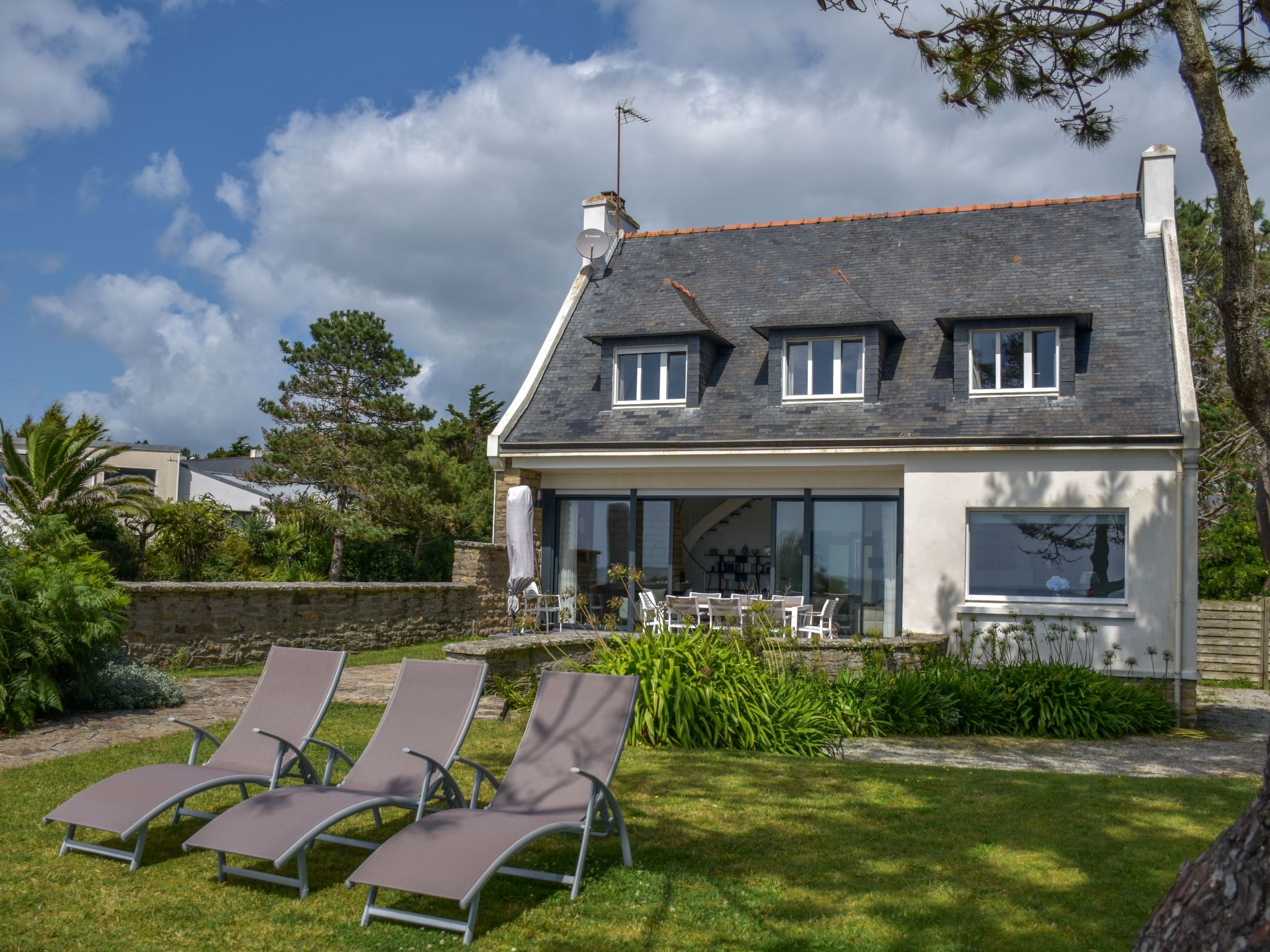 Villa mit großem Grundstück direkt am Mer-Inside