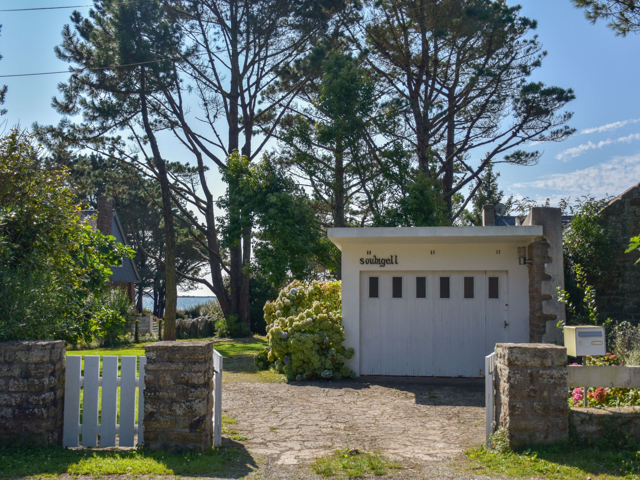 Villa mit großem Grundstück direkt am Mer-Inside