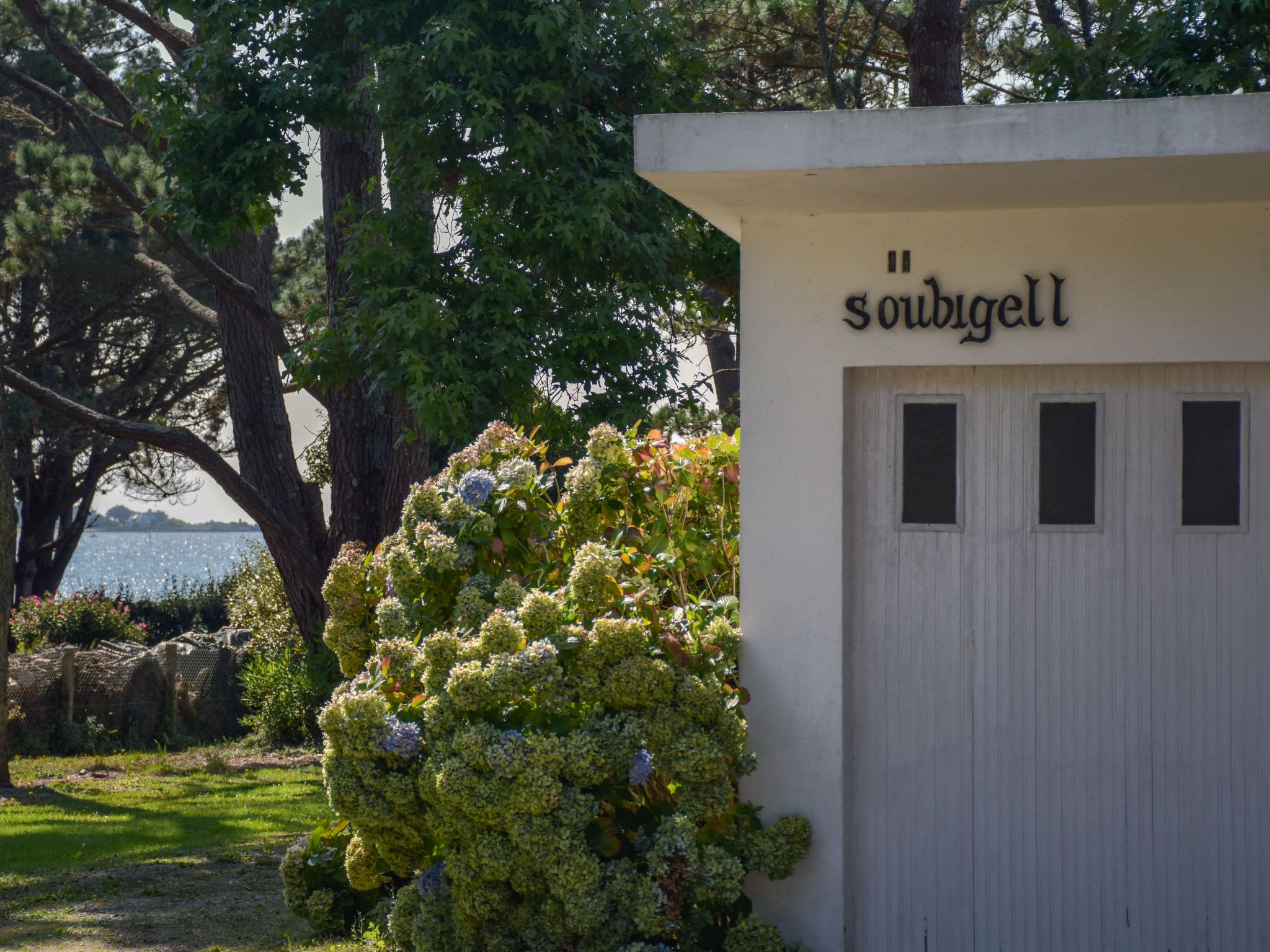 Villa mit großem Grundstück direkt am Mer-Inside