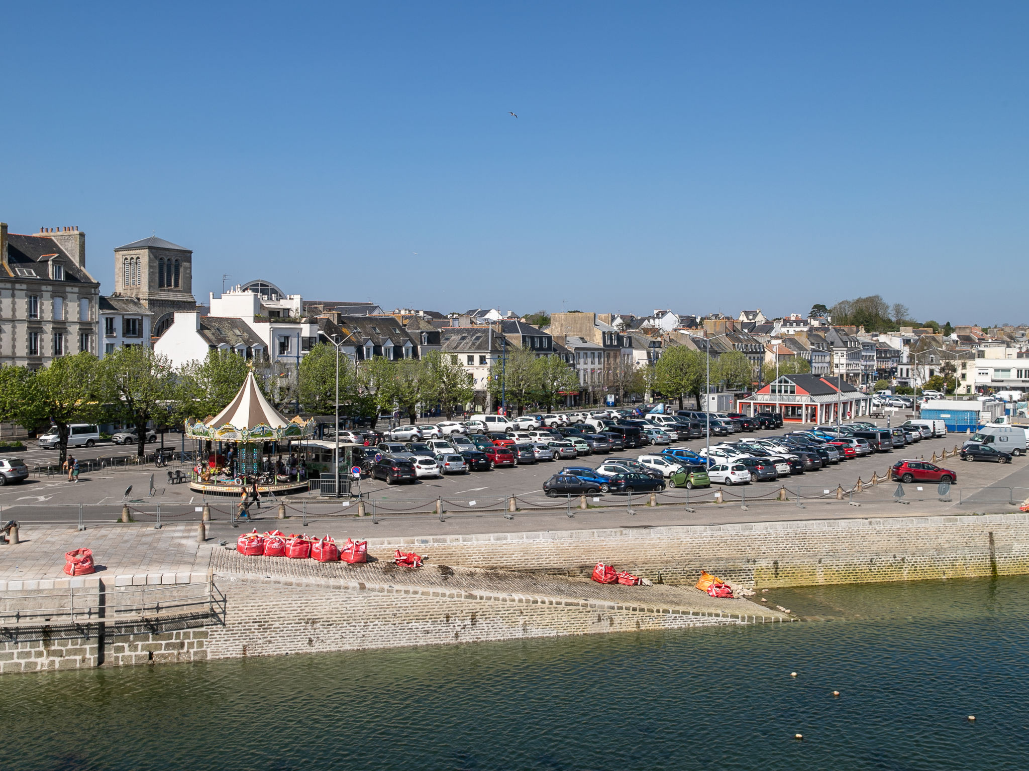 Villa mit großem Grundstück direkt am Mer-Area