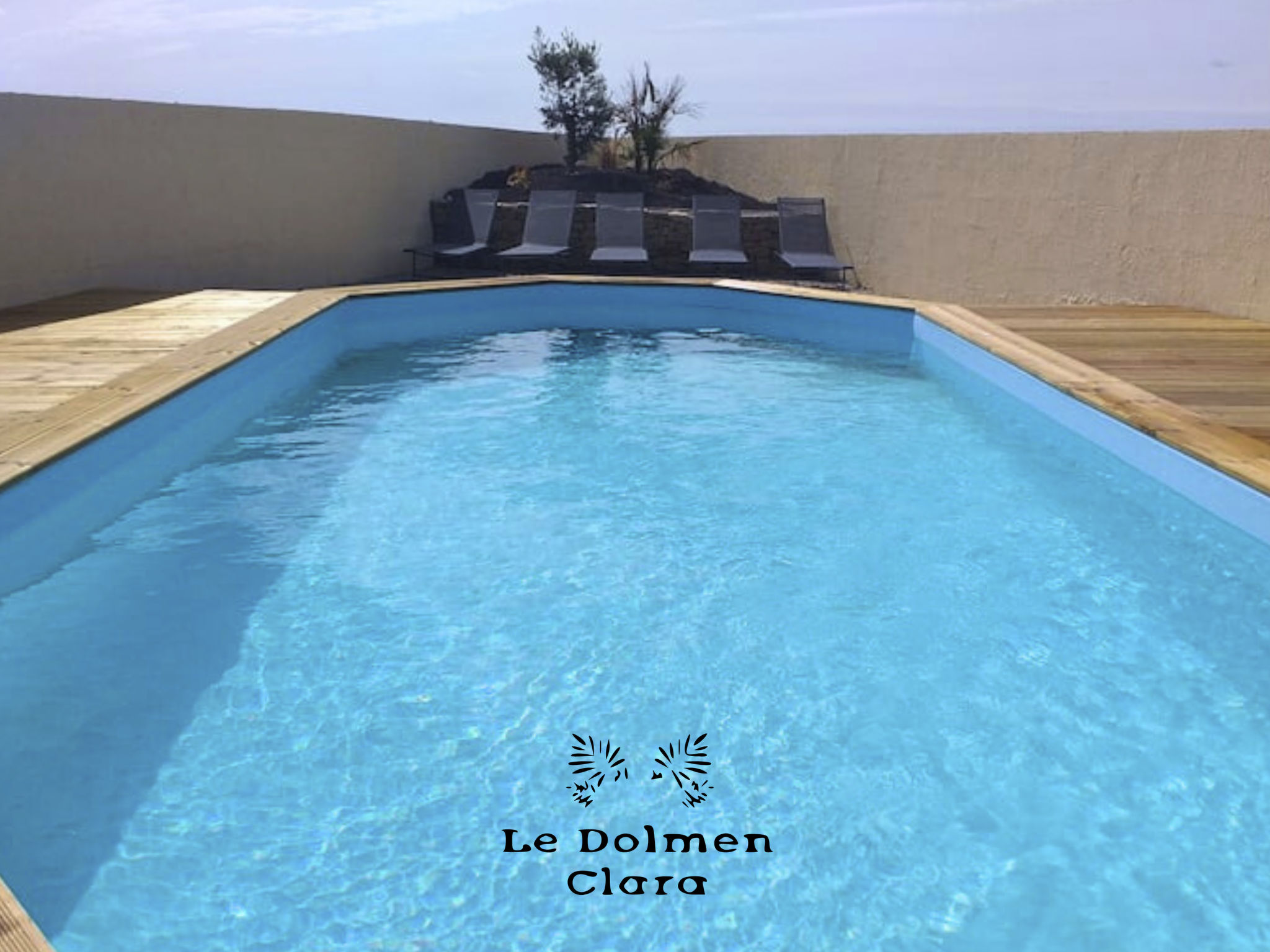 Das Dolmengebäude Clara-Dehors