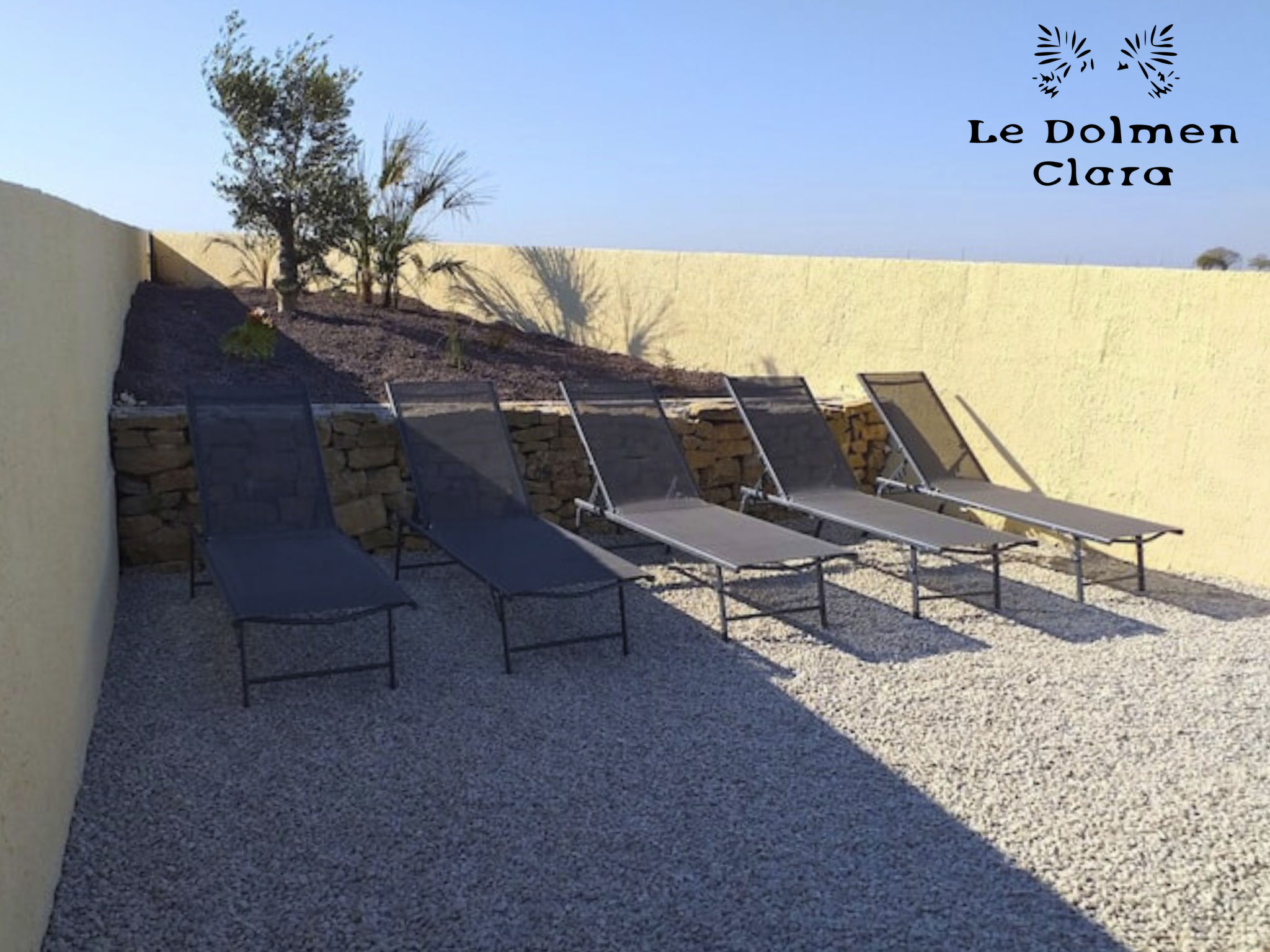 Das Dolmengebäude Clara-Dehors