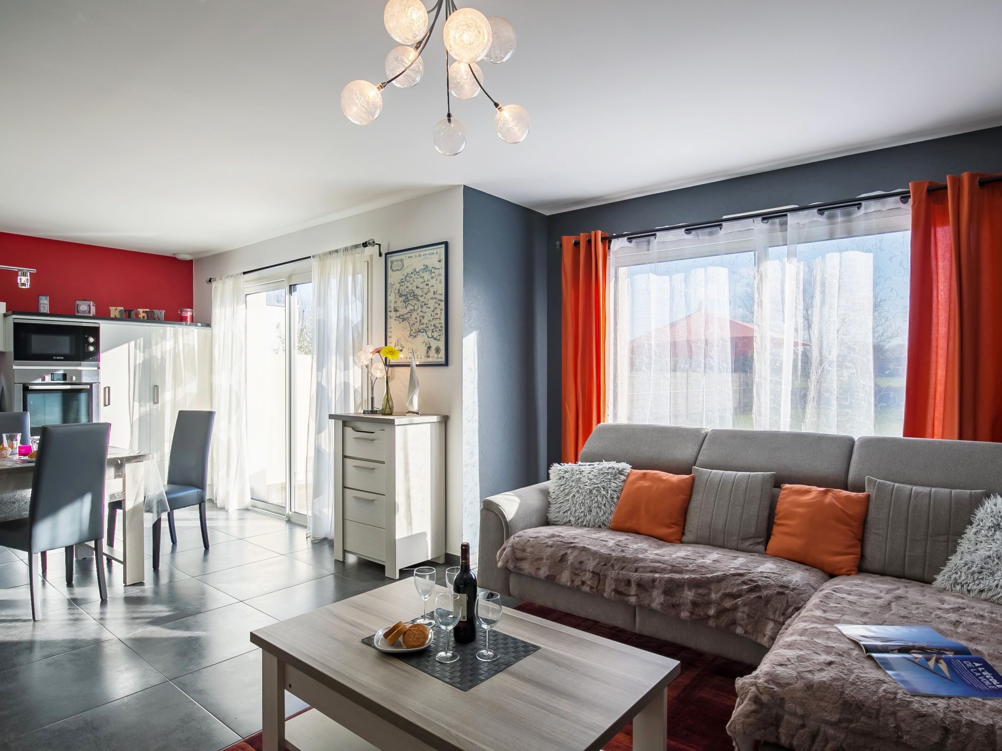 "La Goulvinoise", huis 3-kamers 85 m2. Smaakvol en gezellig ingericht: woon-/eetkamer met eettafel, TV en stereo-installatie. Uitgang naar het terras. 1 kamer met 1 2-pers bed en douche. Uitgang naar ..