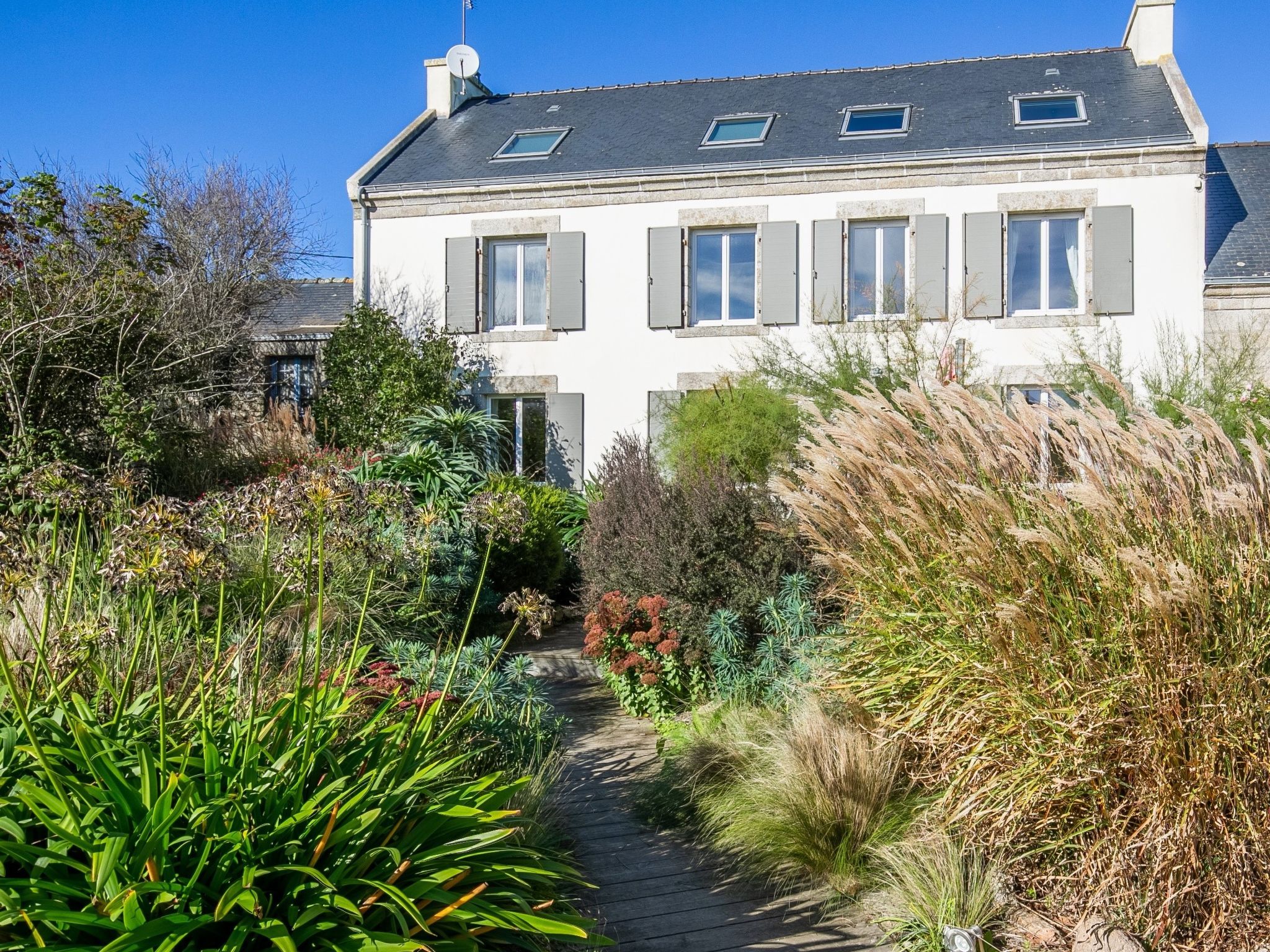 "Balade Océane", huis 6-kamers 160 m2 op 3 verdiepingen. Comfortabel en smaakvol ingericht: woon-/eetkamer met zwedenkachel, eettafel, Sat-TV en internationale TV-zenders. Uitgang naar het terras. Ke..