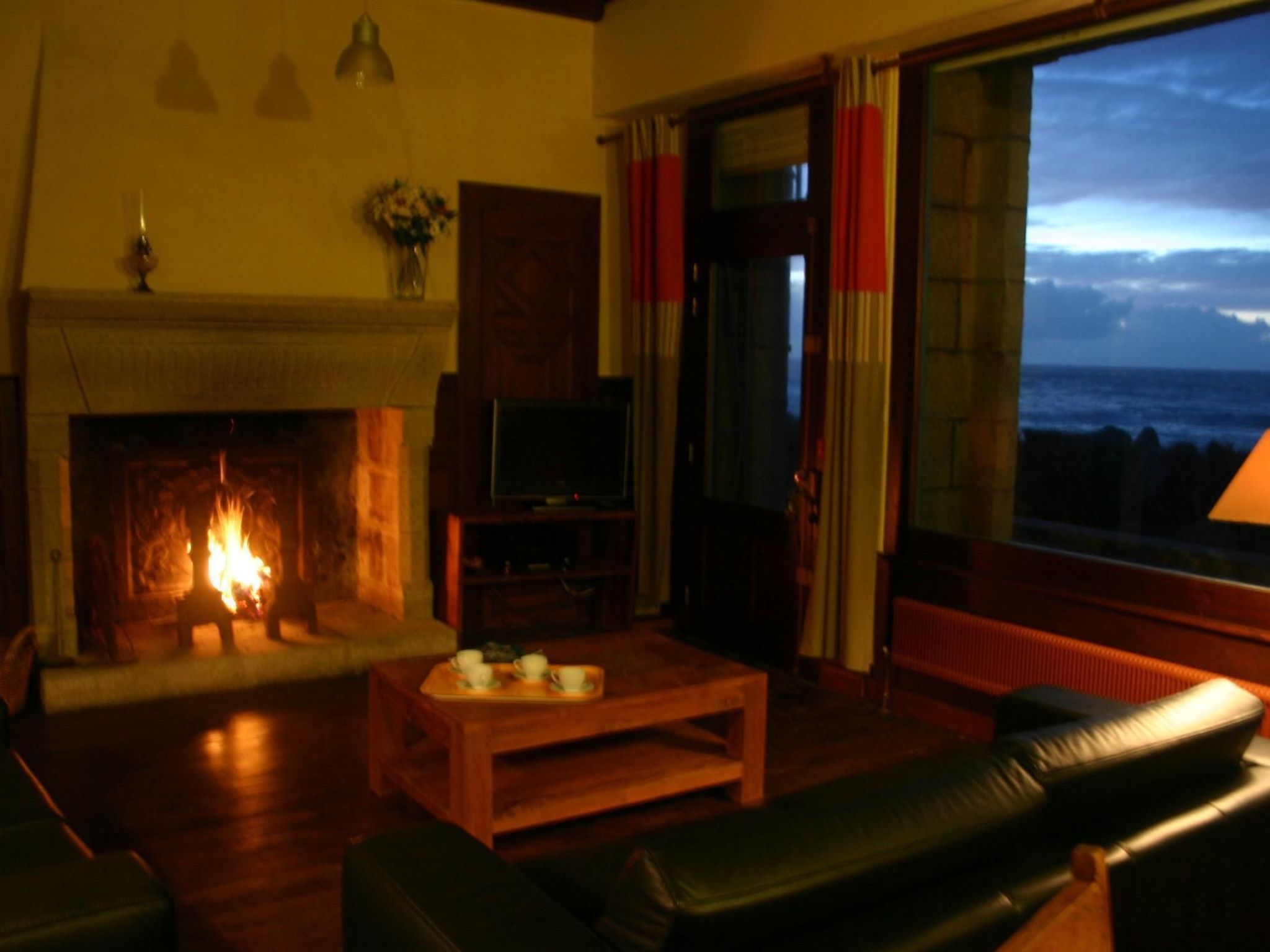 Ferienvilla mit Blick auf das Wasser-Image-tags.info