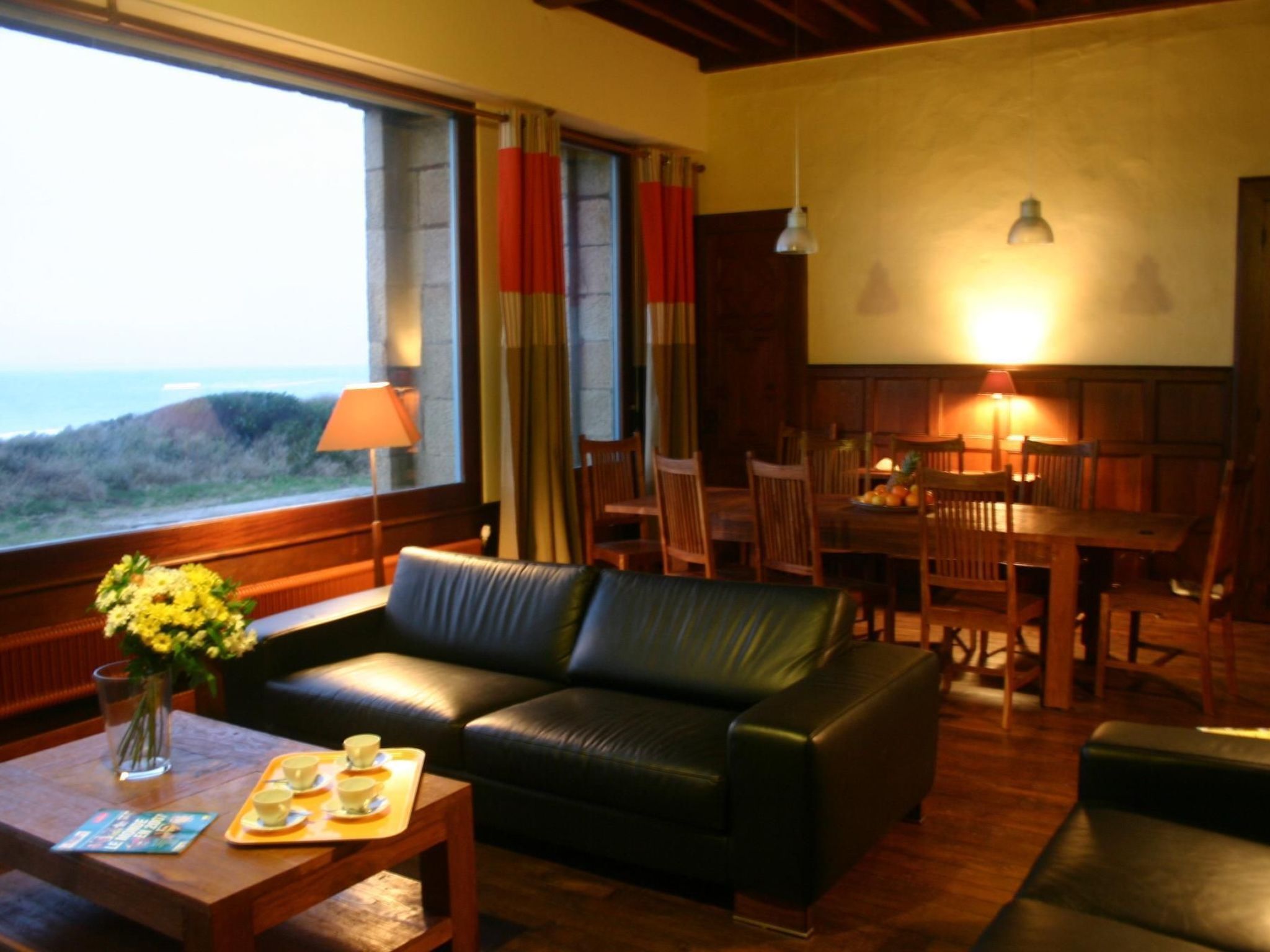 Ferienvilla mit Blick auf das Wasser-Image-tags.info