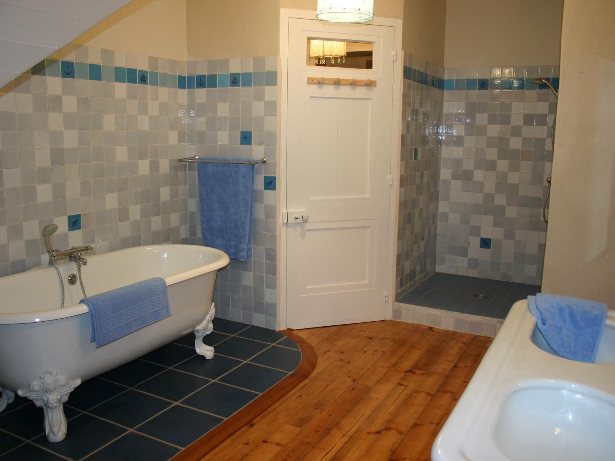 Ferienvilla mit Blick auf das Wasser-Image-tags.info