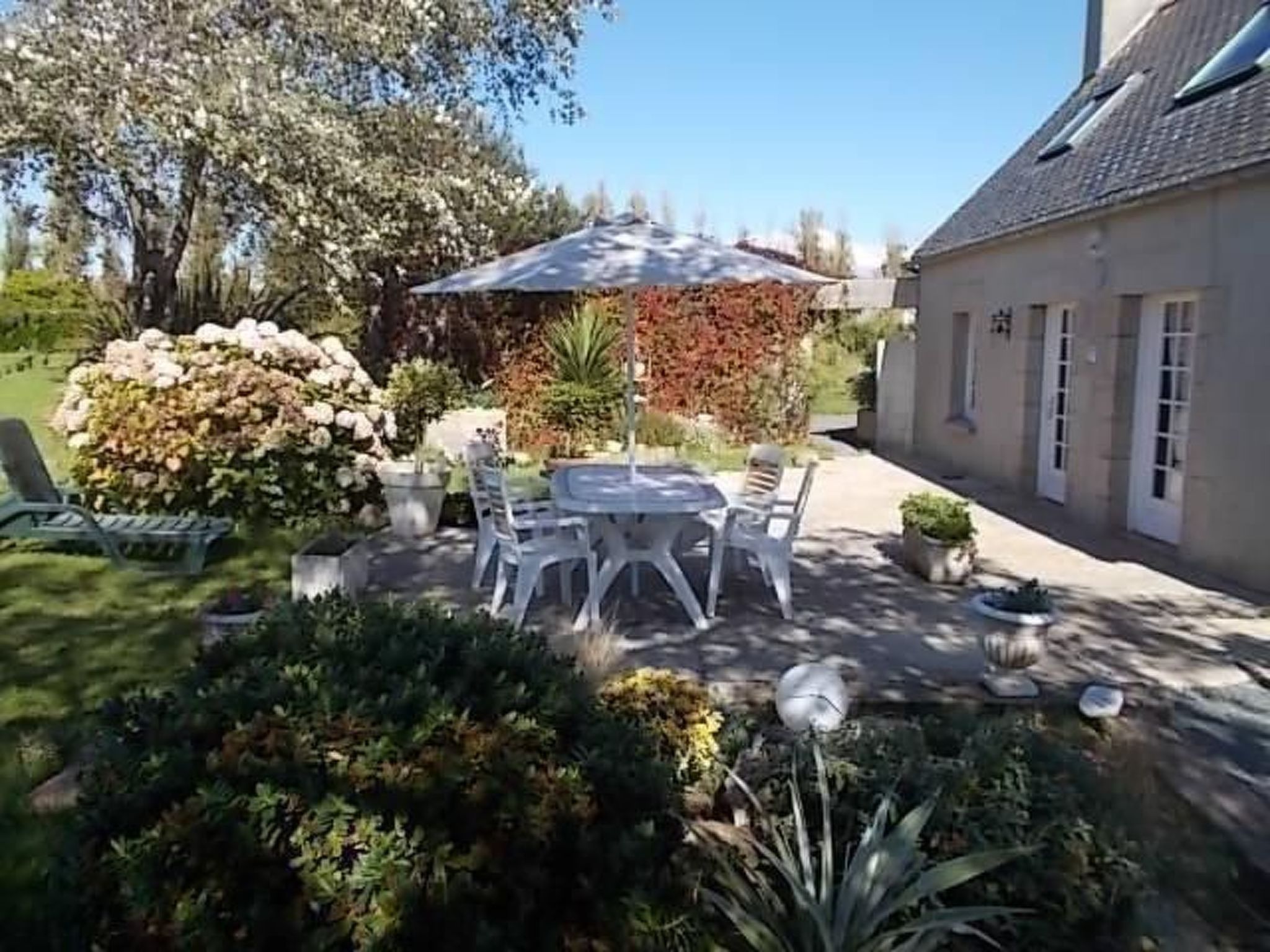 Bretonisches Ferienhaus in Meeresnähe mit Garten
