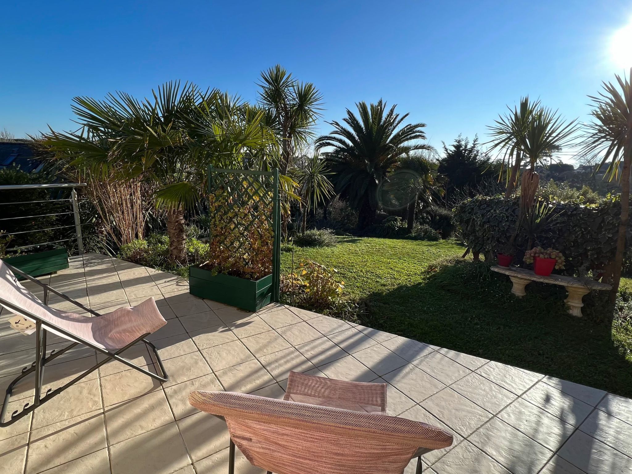 Prächtige Villa mit exotischem Garten, Strand 200m entfernt — Terrace (3 of 43)